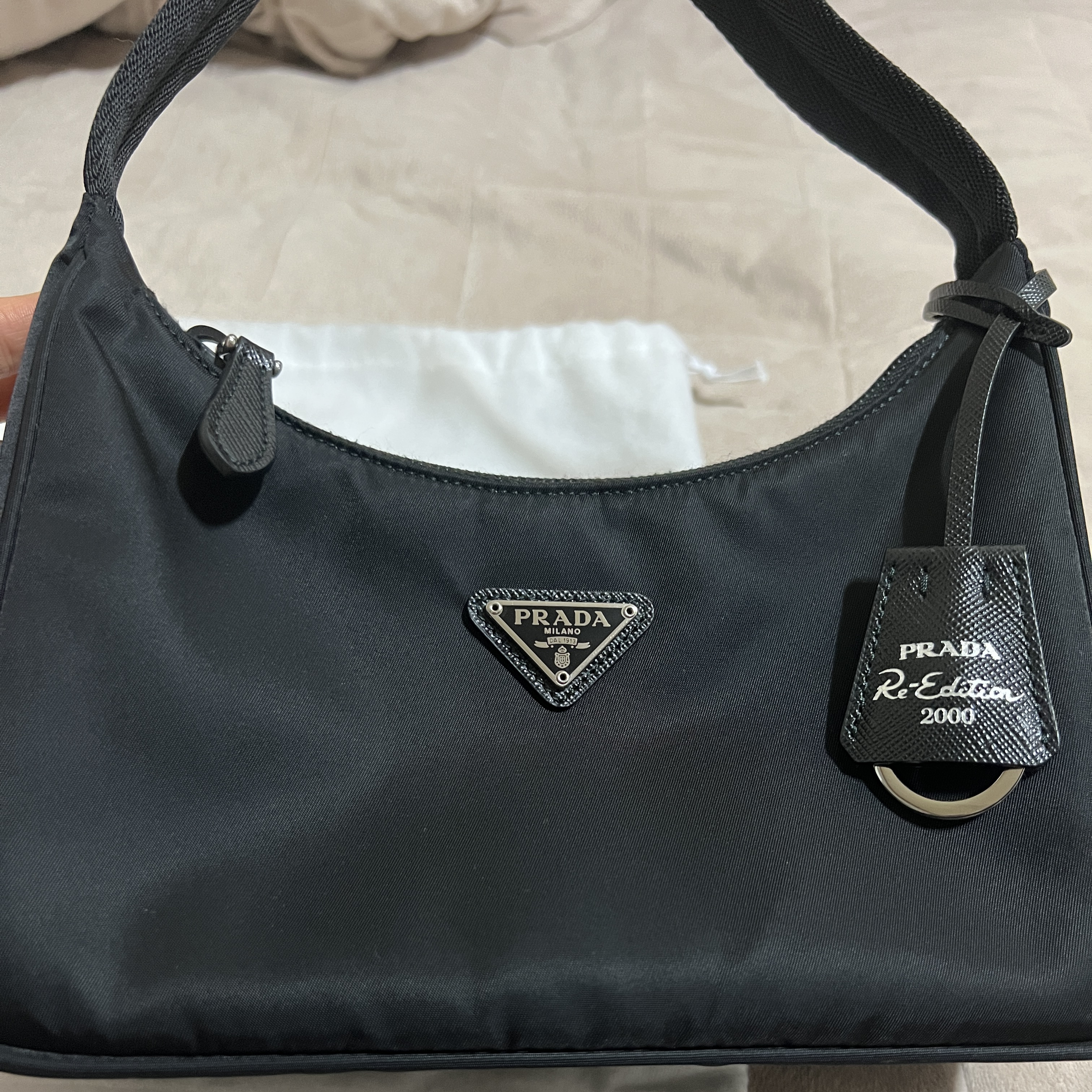 Prada Re-Edition 2000 Re-Nylon Mini Shoulder Bag Black 착용 스타일