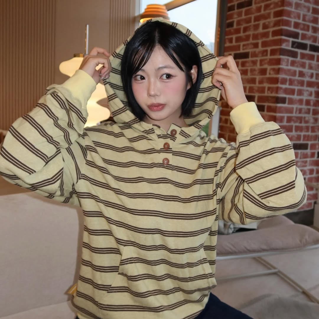MAINBOOTH Cookie Stripe Hood T-shirt YELLOW 착용 스타일 - 1