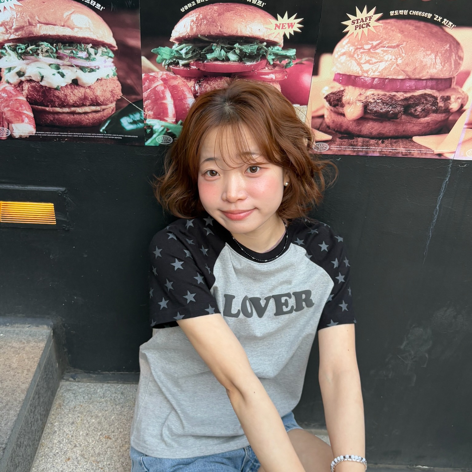 [KREAM 단독] AMOU Lover Reglan T-Shirts Chacoal, [KREAM 단독] AMOU Lover Reglan T-Shirts Red 착용 스타일 - 3