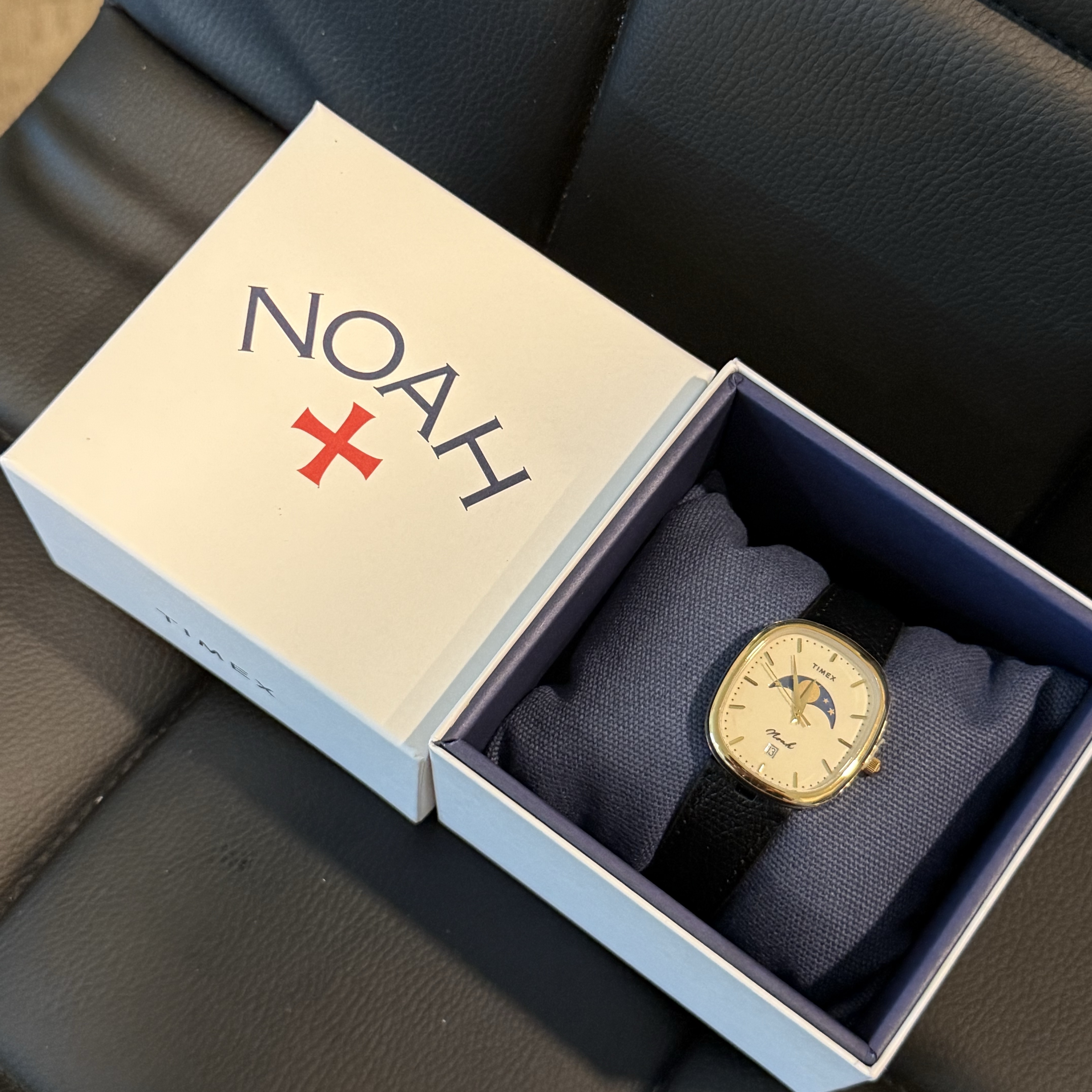 Timex x Noah Oval Moon Phase Watch Black Gold 착용 스타일 - 3