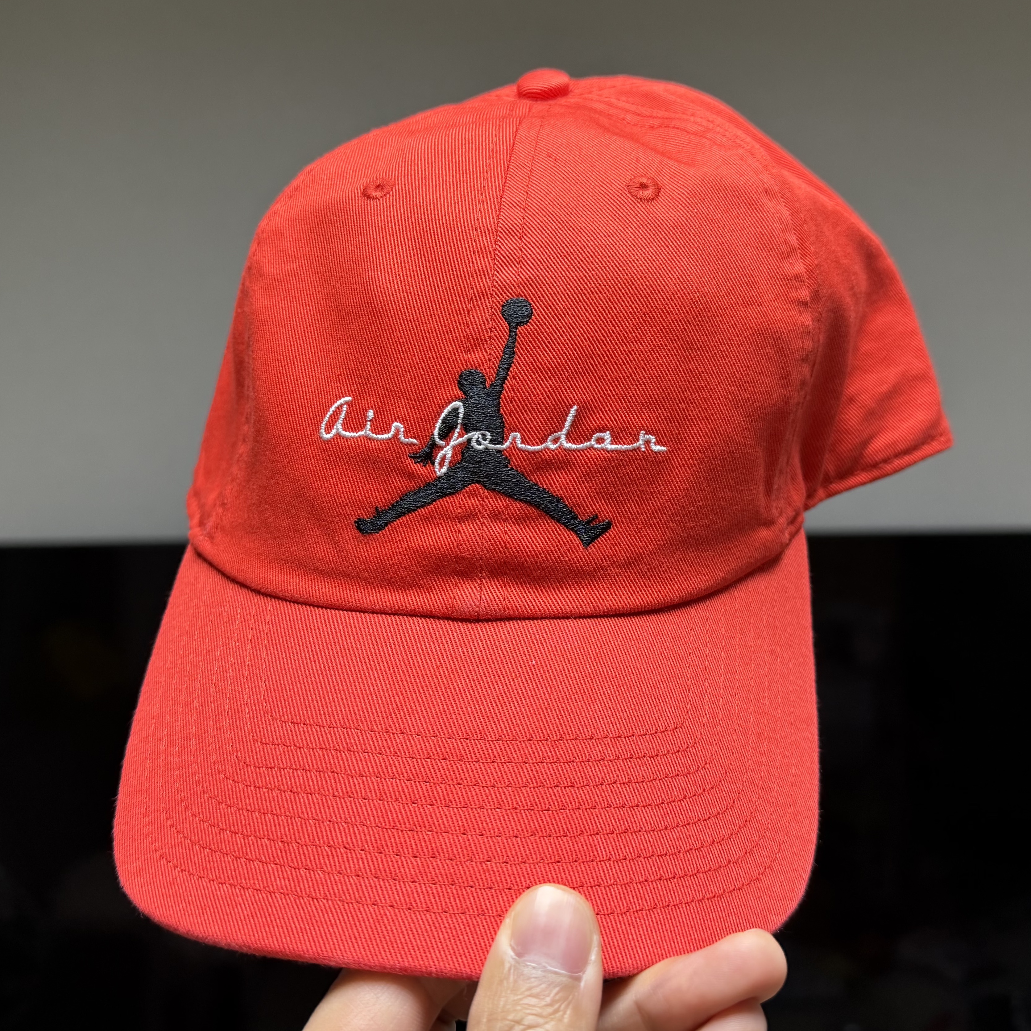 Jordan Club Unstructured Cap Chile Red White, Nike NSW Hoodie BRS Iron Grey 착용 스타일 - 2