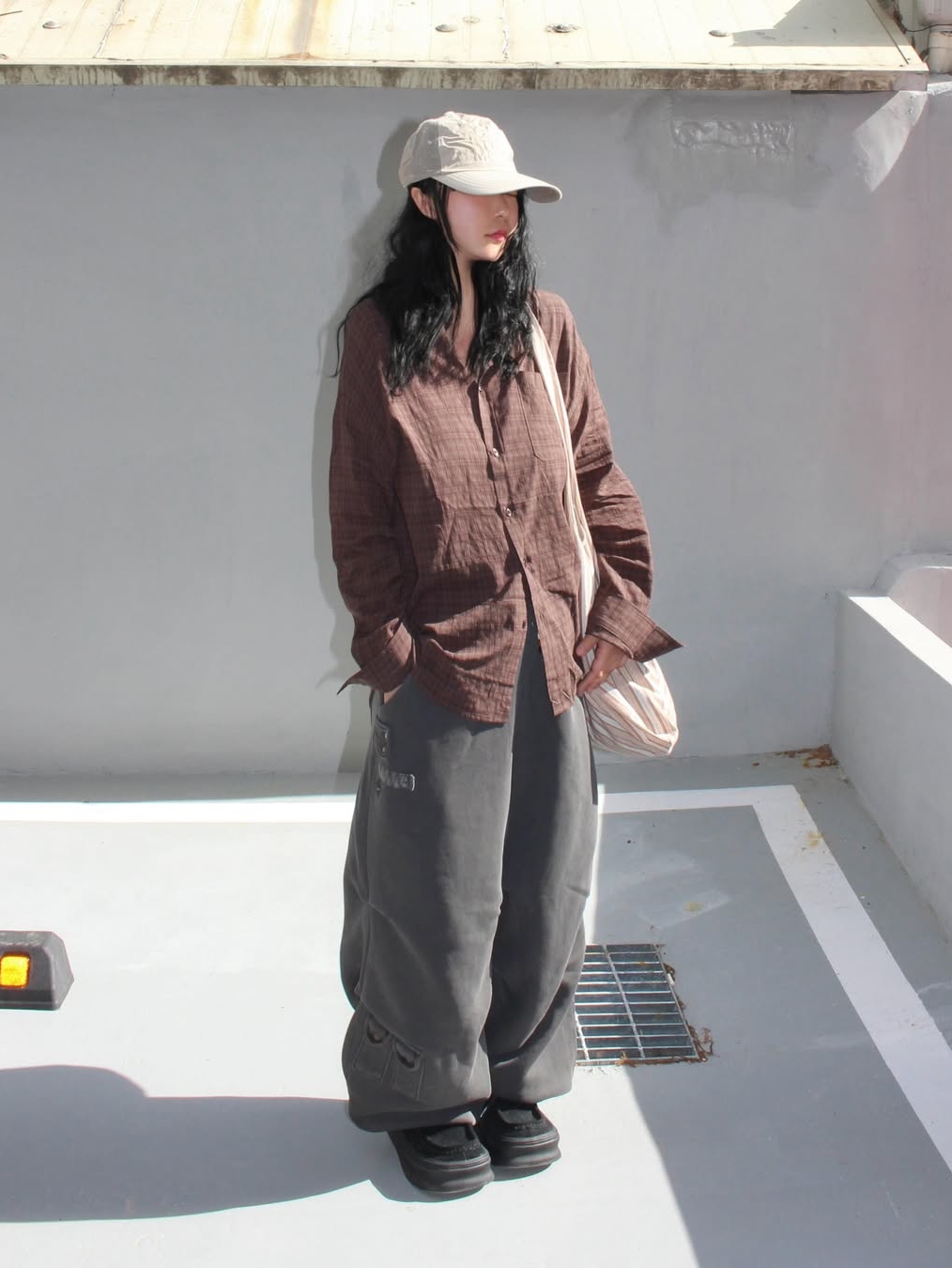 MAINBOOTH Nomad Sweat Pants CHARCOAL 착용 스타일 - 4