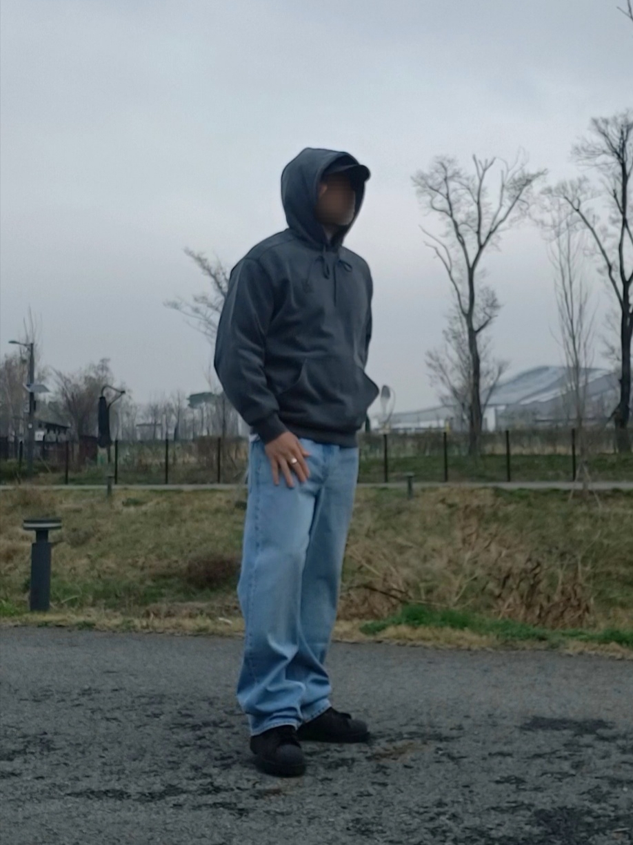 Carhartt WIP Hooded Vista Sweatshirt Vulcan, Uniqlo x JW Anderson Straight Jeans Blue 착용 스타일
