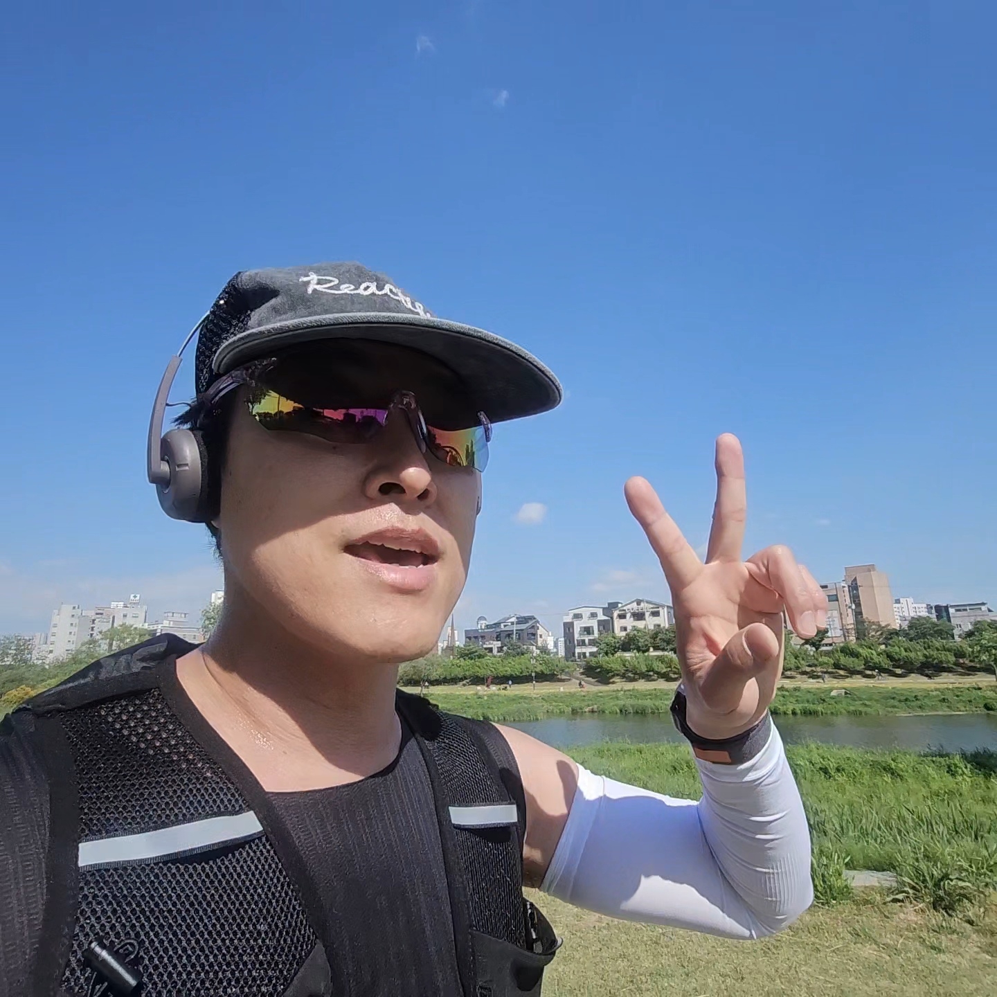 REACTIFY Signature Logo Mesh Cap 착용 스타일 - 4