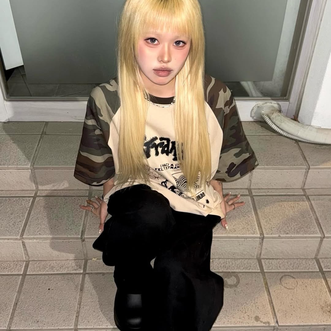 MAINBOOTH Strange Dream T-shirt Camo 착용 스타일 - 1