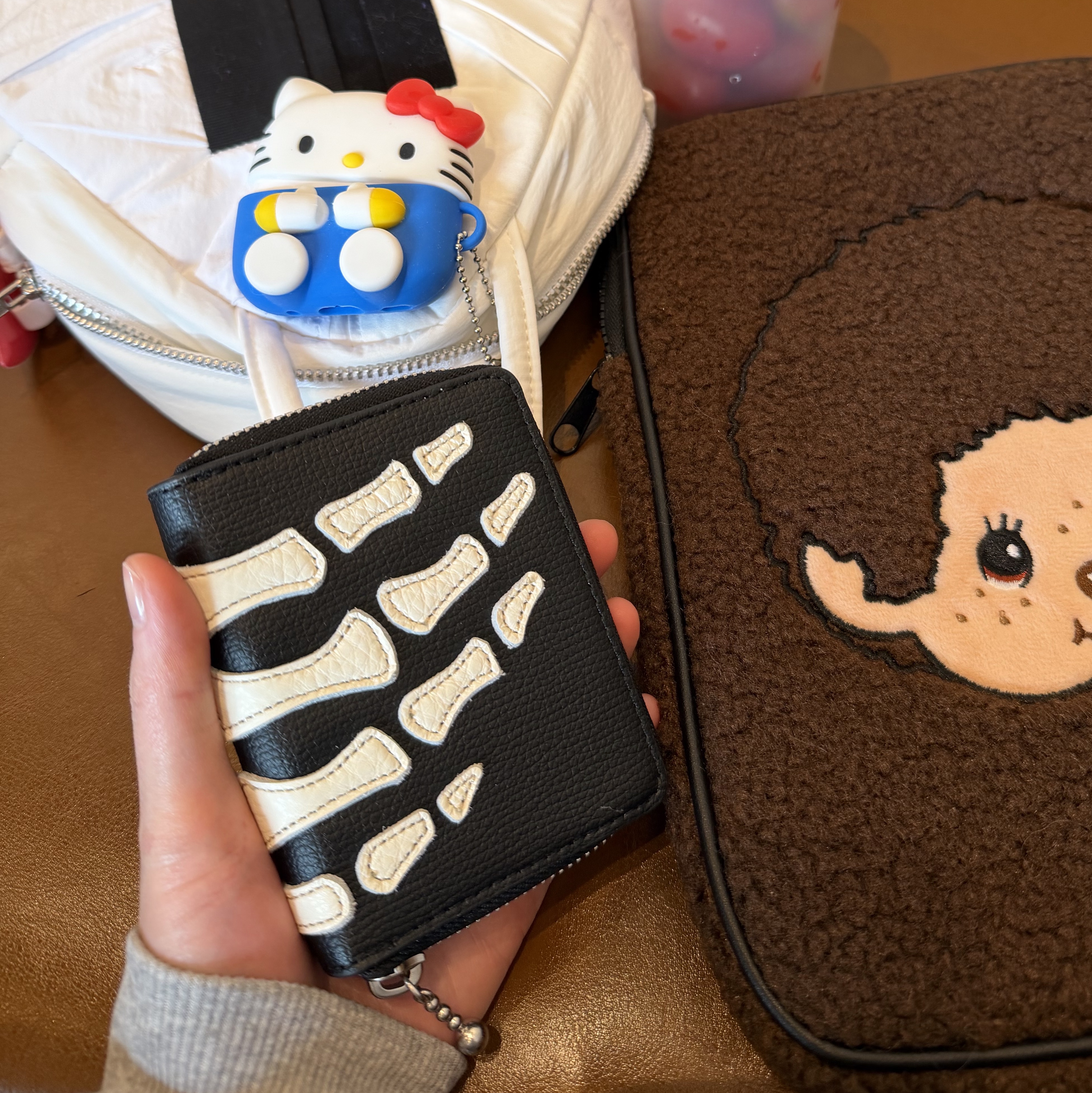 Kapital Thumbs Up Bone Hand Zip Mini Wallet Black 착용 스타일