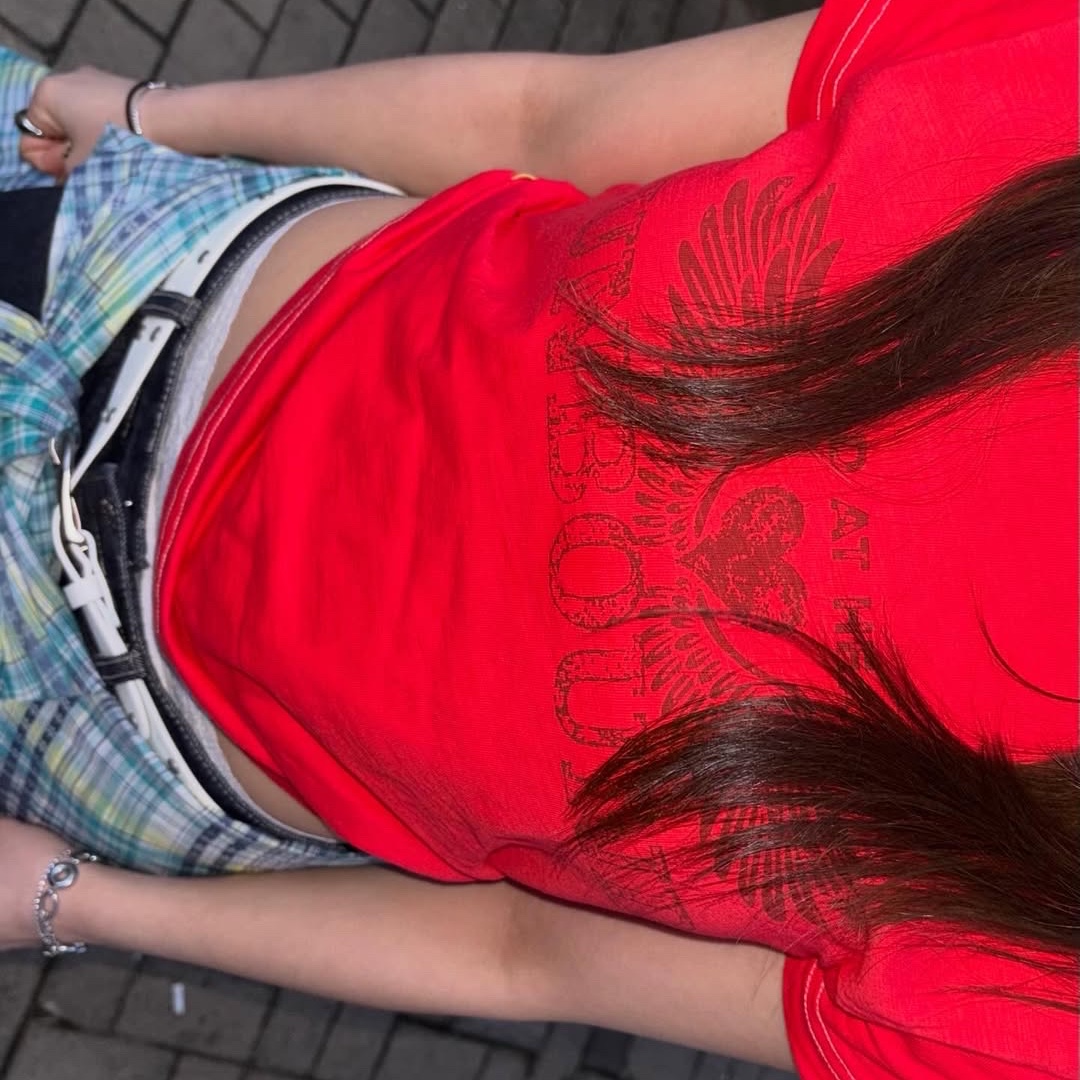 MAINBOOTH Heartwing T-shirt Red 착용 스타일 - 3