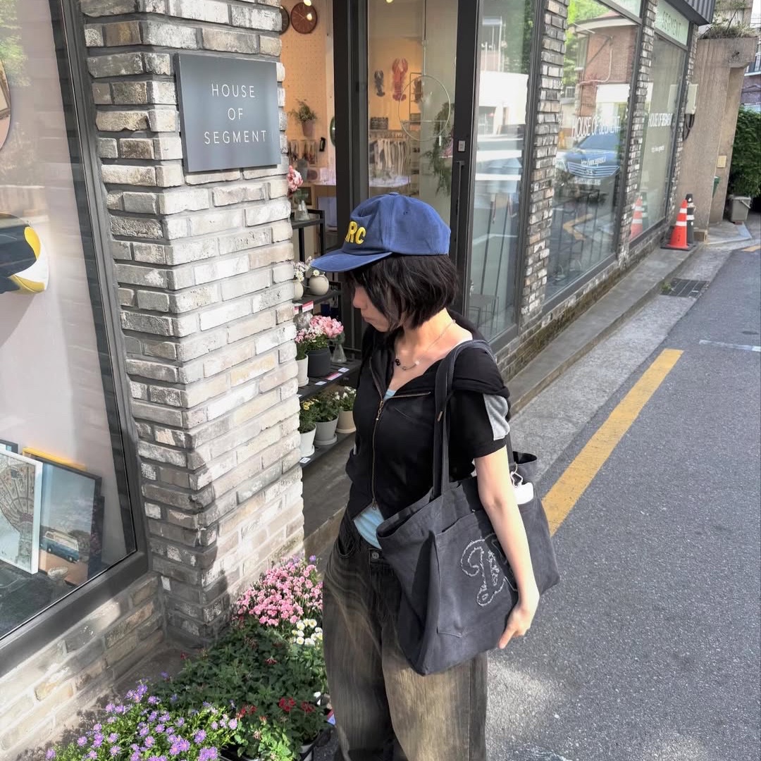 MAINBOOTH Chocolate Hood Zip-up Black 착용 스타일 - 2