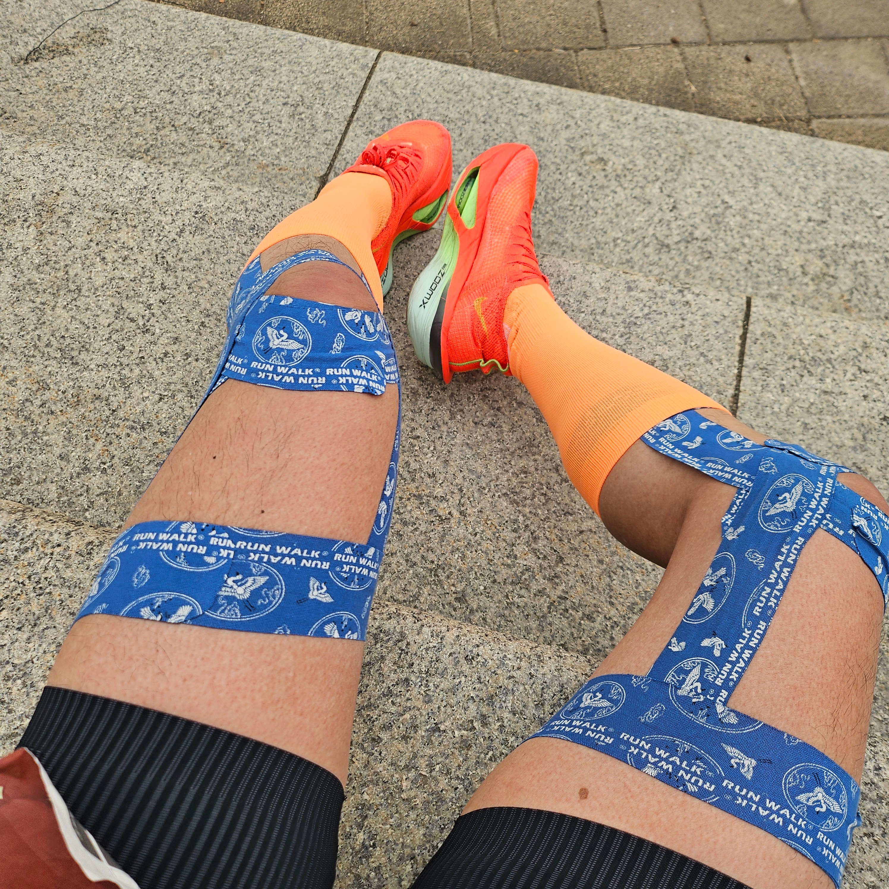 LI2 Black Wing Running Crew Socks Orange 착용 스타일 - 3