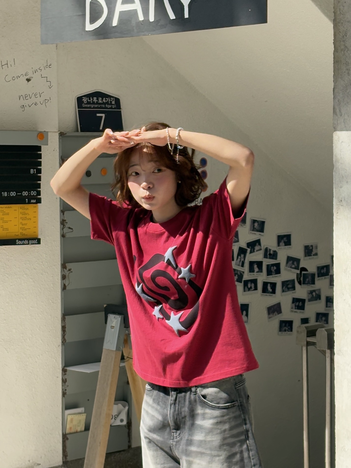 AMOU Molly Star Half T-Shirts Red, AMOU Molly Star Half T-Shirts White 착용 스타일 - 3