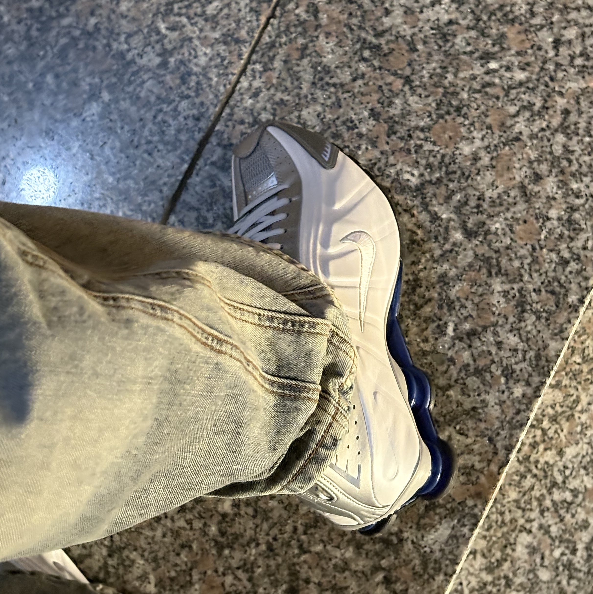 Nike Shox R4 White Metallic Silver Deep Royal Blue White 착용 스타일 - 2