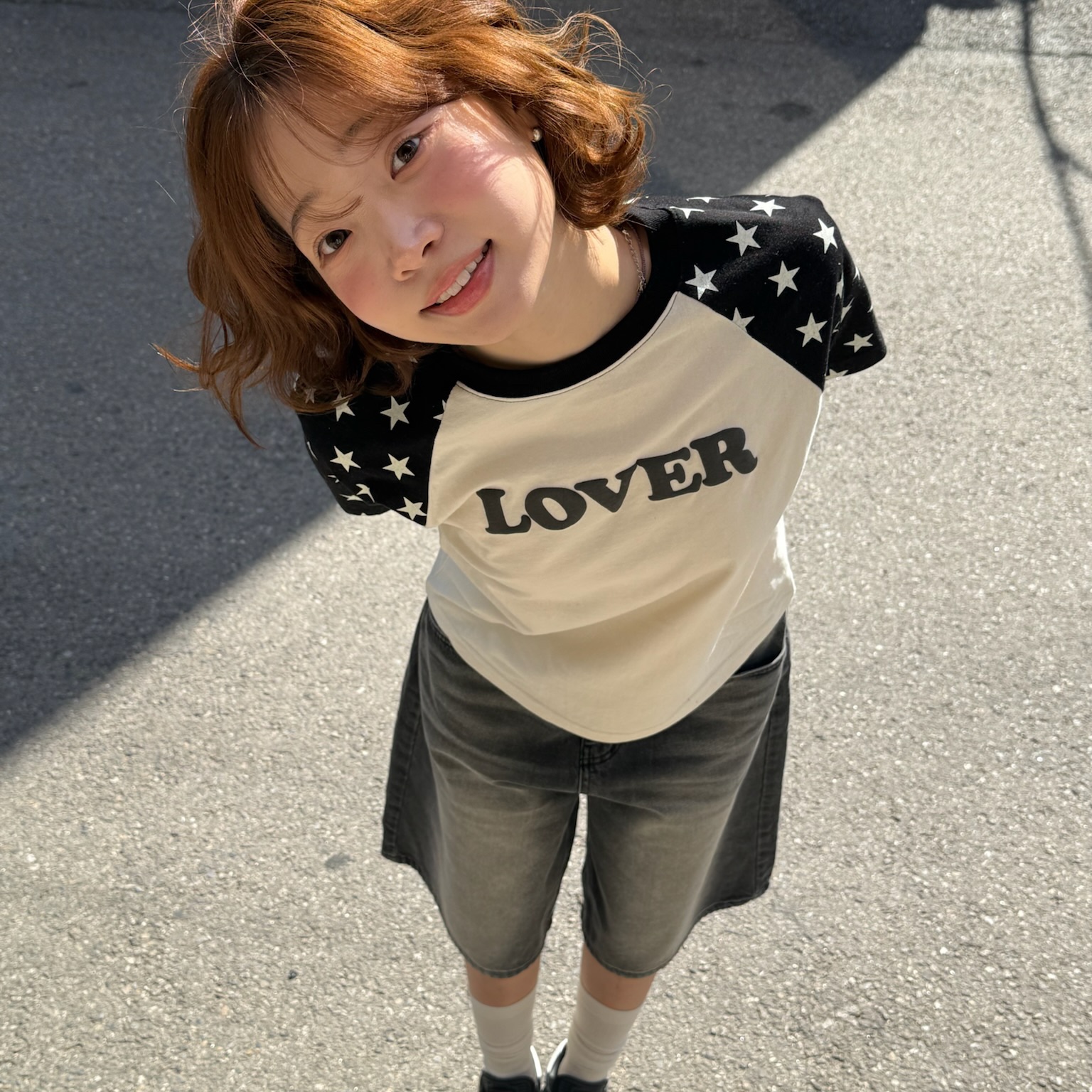 [KREAM 단독] AMOU Lover Reglan T-Shirts Black, [KREAM 단독] AMOU Lover Reglan T-Shirts Chacoal 착용 스타일 - 1