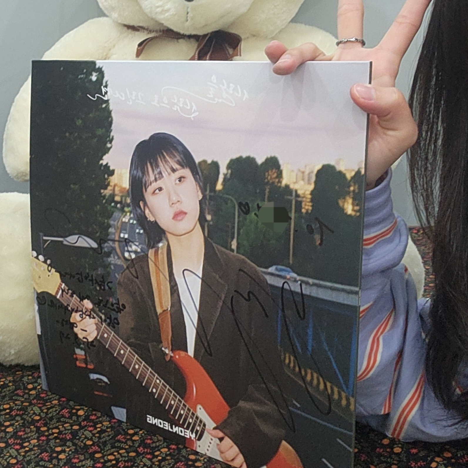 Yeonjeong 1st EP If I Draw Love As A Person LP Solid Red 착용 스타일 - 2
