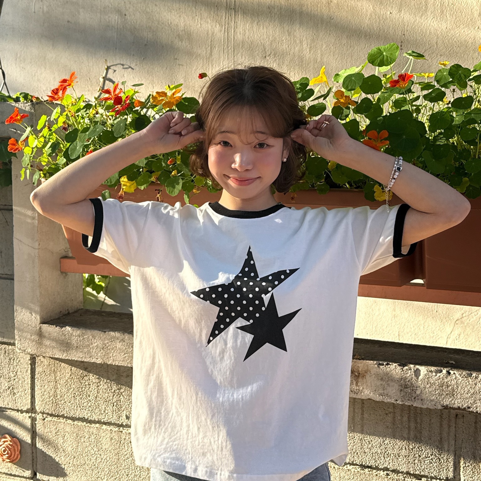 AMOU Two Star Ringer T-Shirts White, AMOU Two Star Ringer T-Shirts Red 착용 스타일 - 1