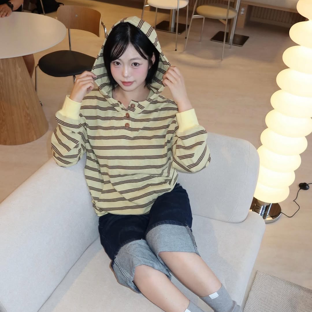 MAINBOOTH Cookie Stripe Hood T-shirt YELLOW 착용 스타일 - 3