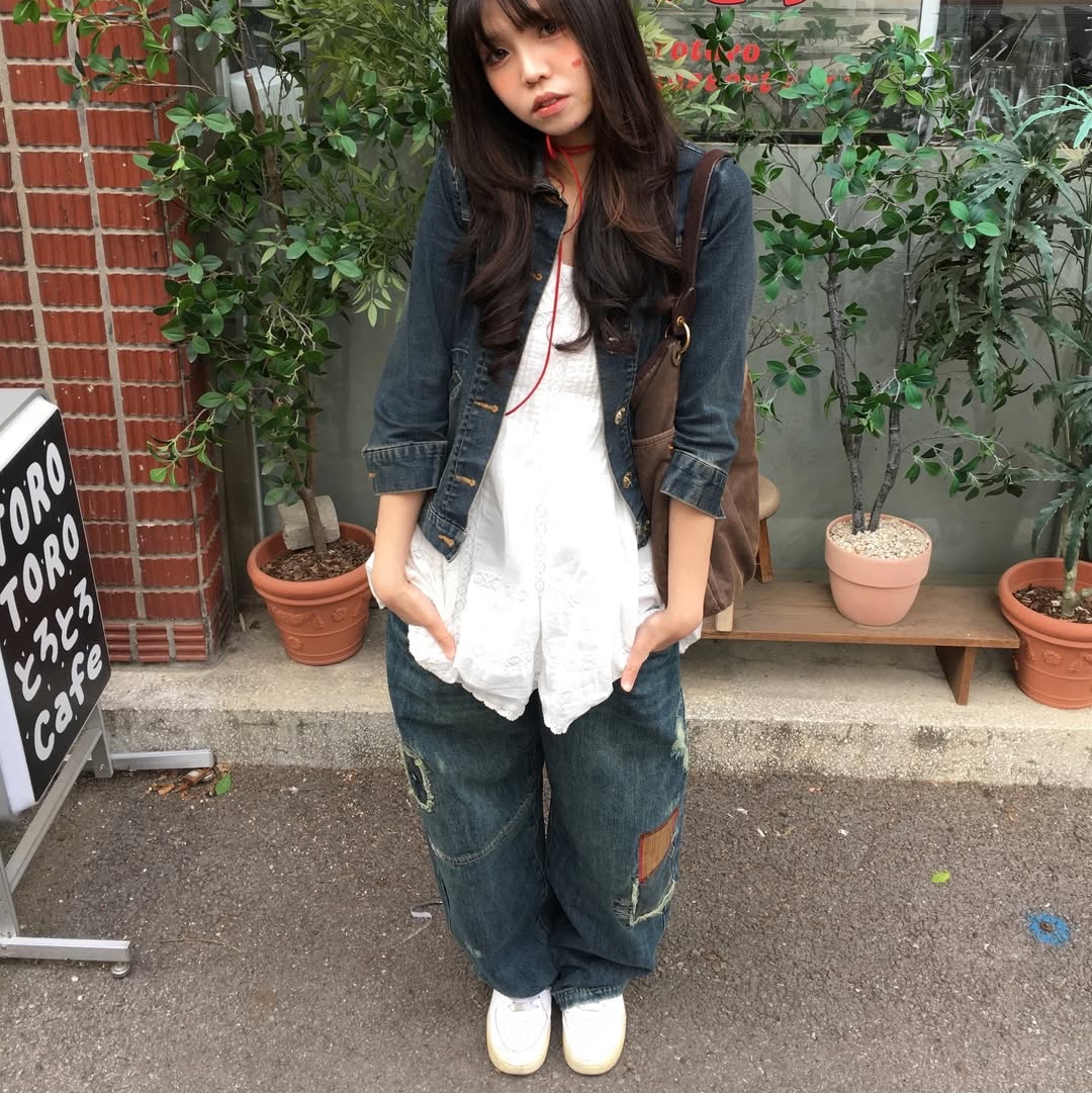 MAINBOOTH Repaired Denim Pants BLUE 착용 스타일 - 2