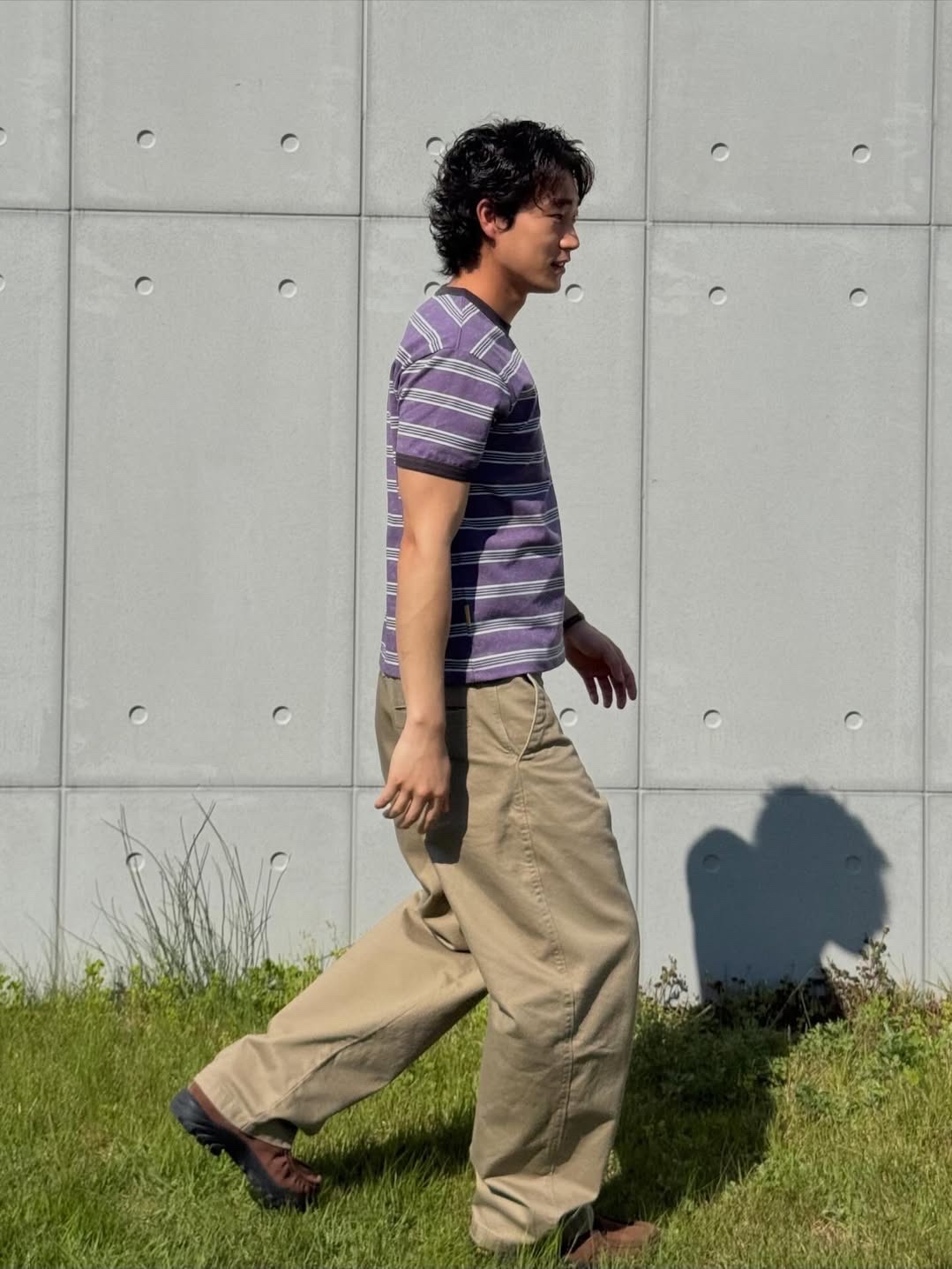 MAINBOOTH Rough Star Stripe T-shirt Purple 착용 스타일 - 5