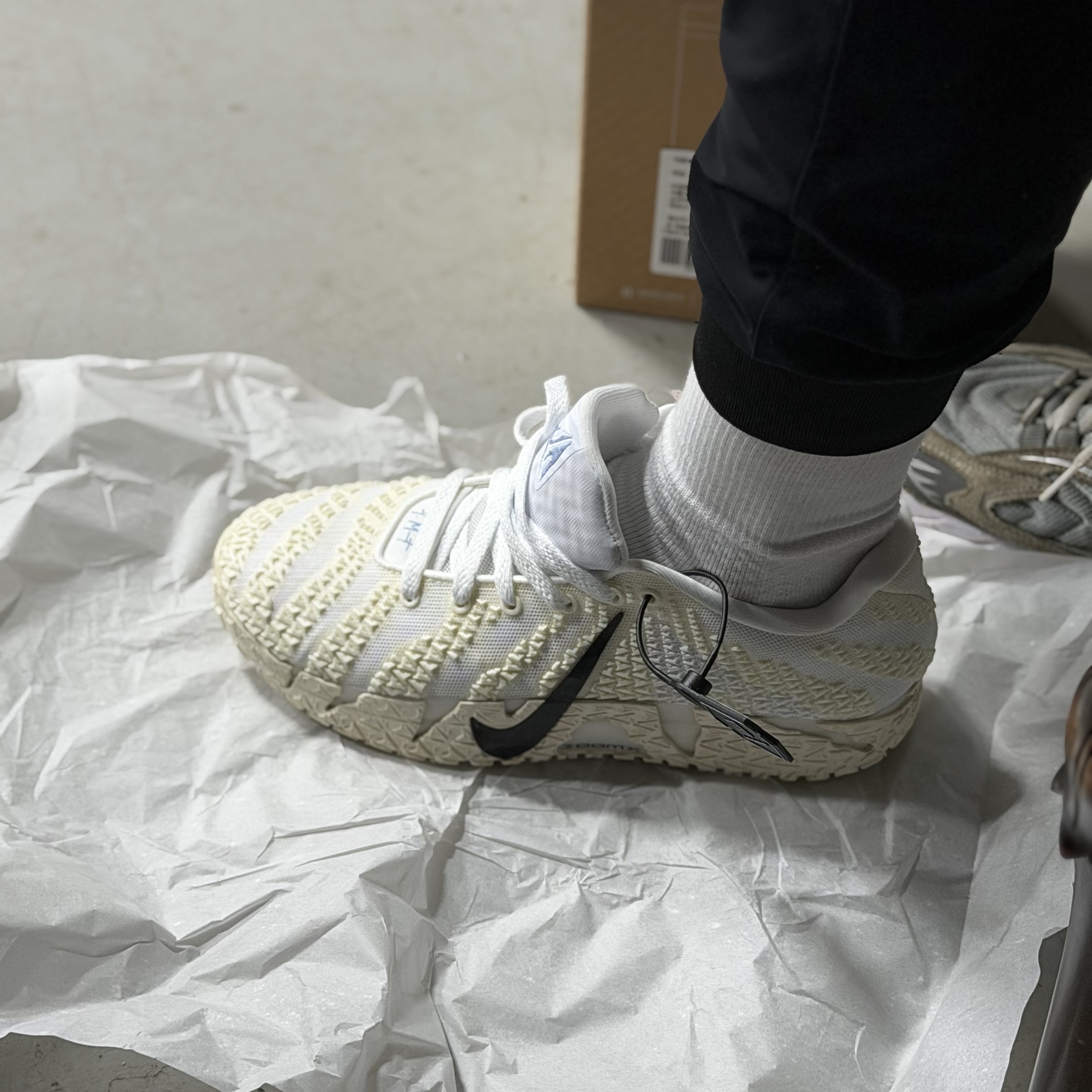 Nike Ja 3 EP White Black 착용 스타일 - 2