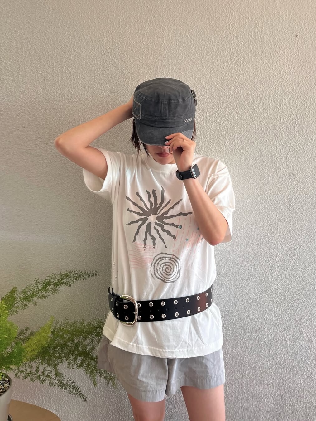 MAINBOOTH Signal T-shirt White 착용 스타일 - 6