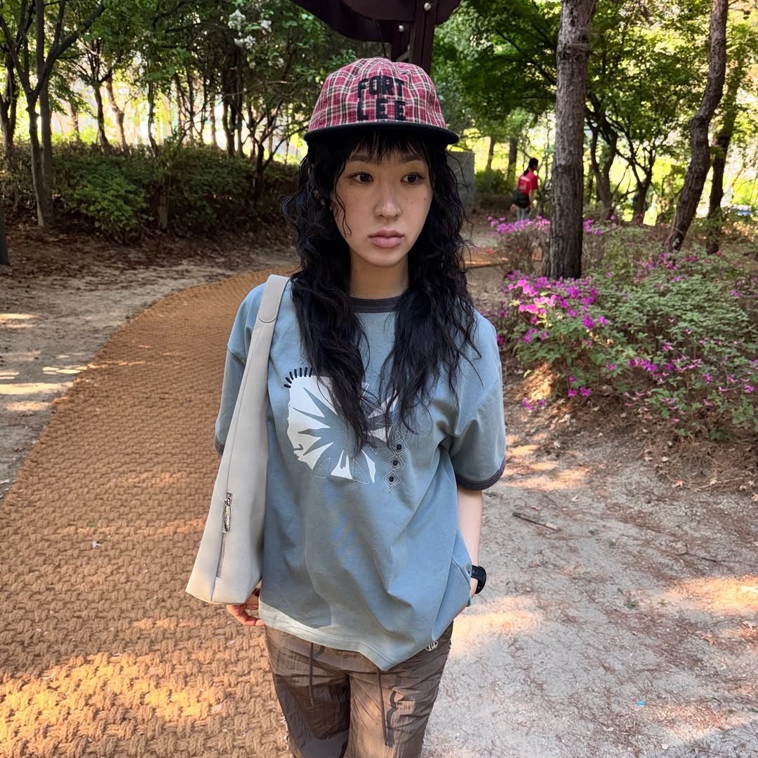MAINBOOTH Sun Trace T-shirt TEAL Green 착용 스타일 - 3