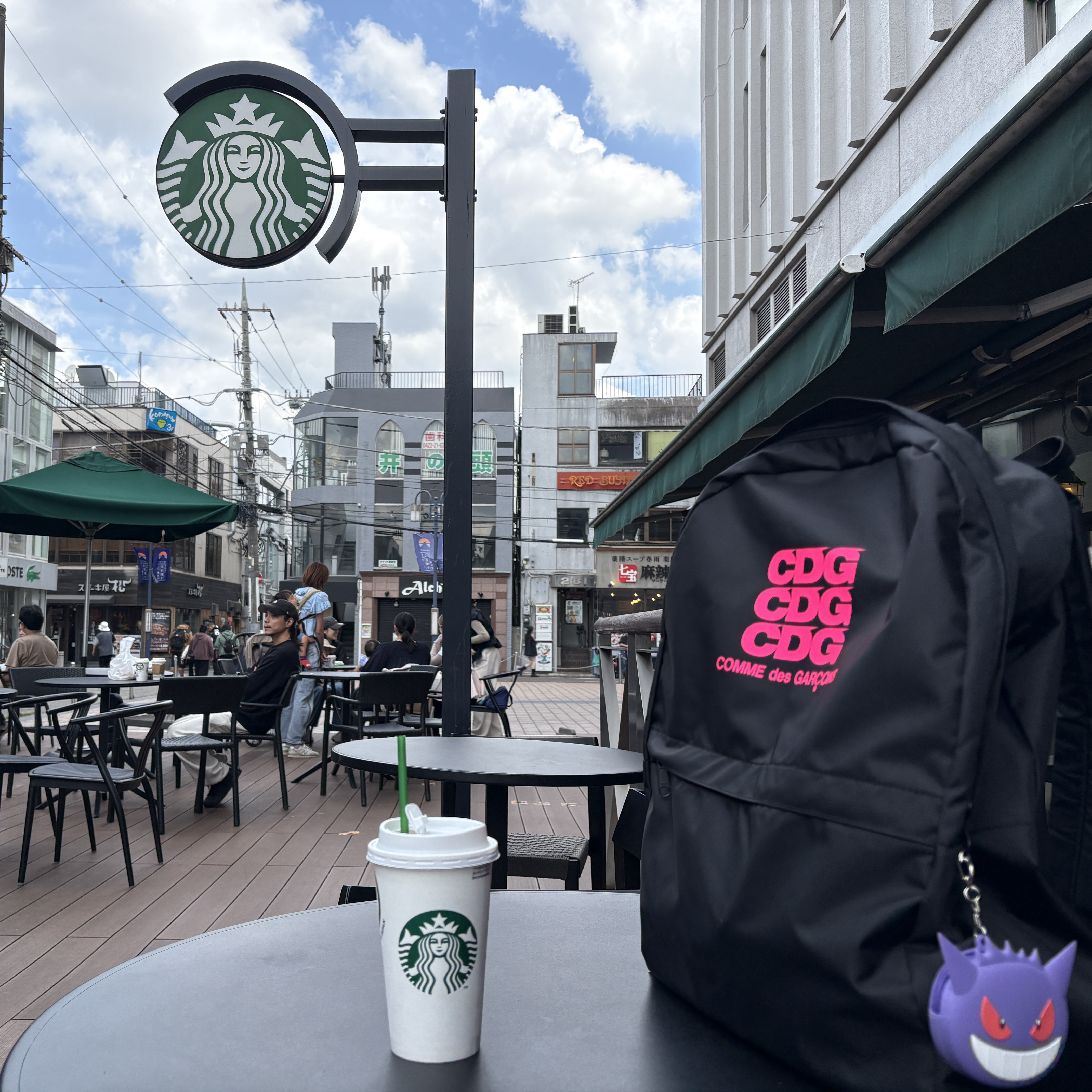 CDG Fluorescent Printed Backpack Black Pink 착용 스타일