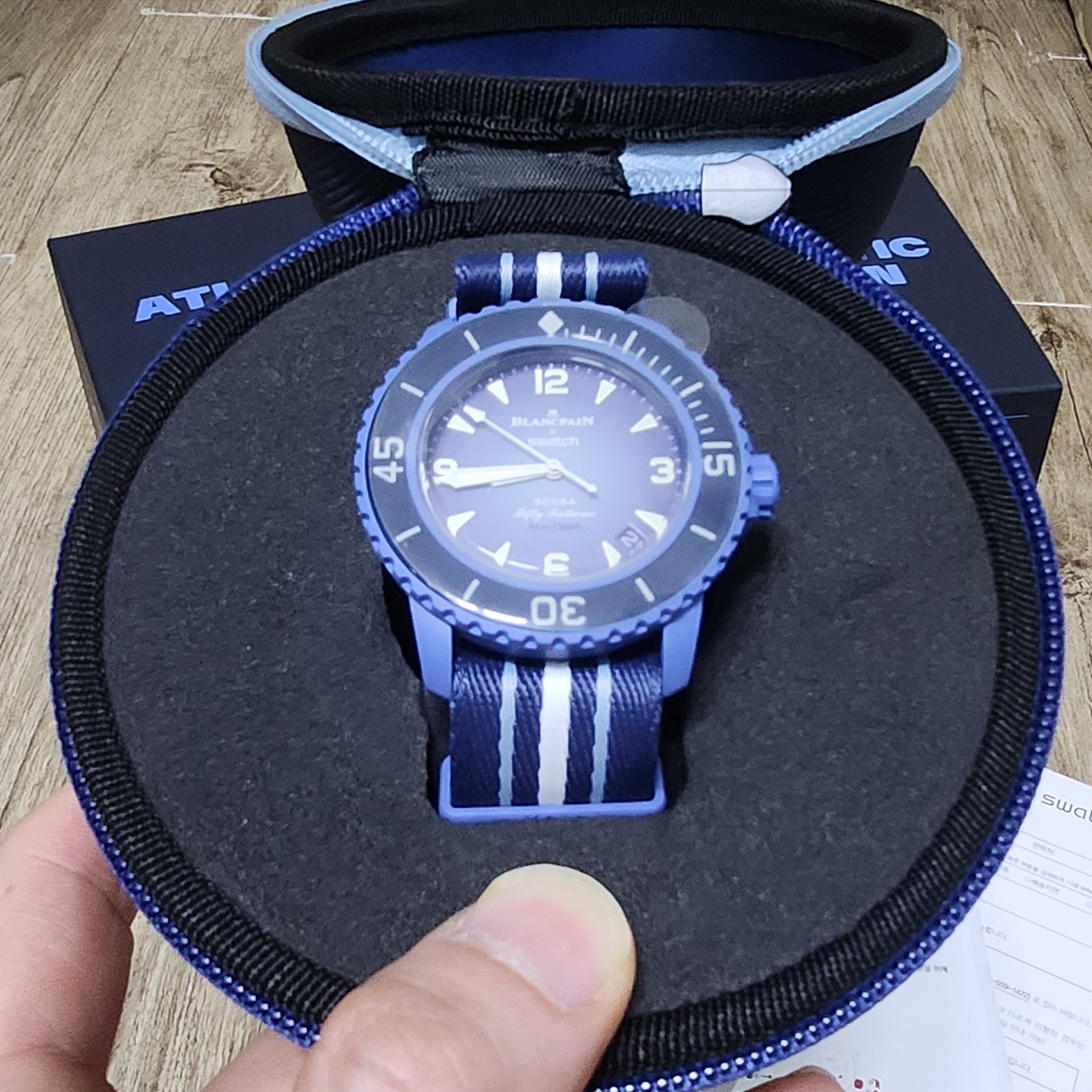 Swatch x Blancpain Bioceramic Atlantic Ocean 착용 스타일 - 2