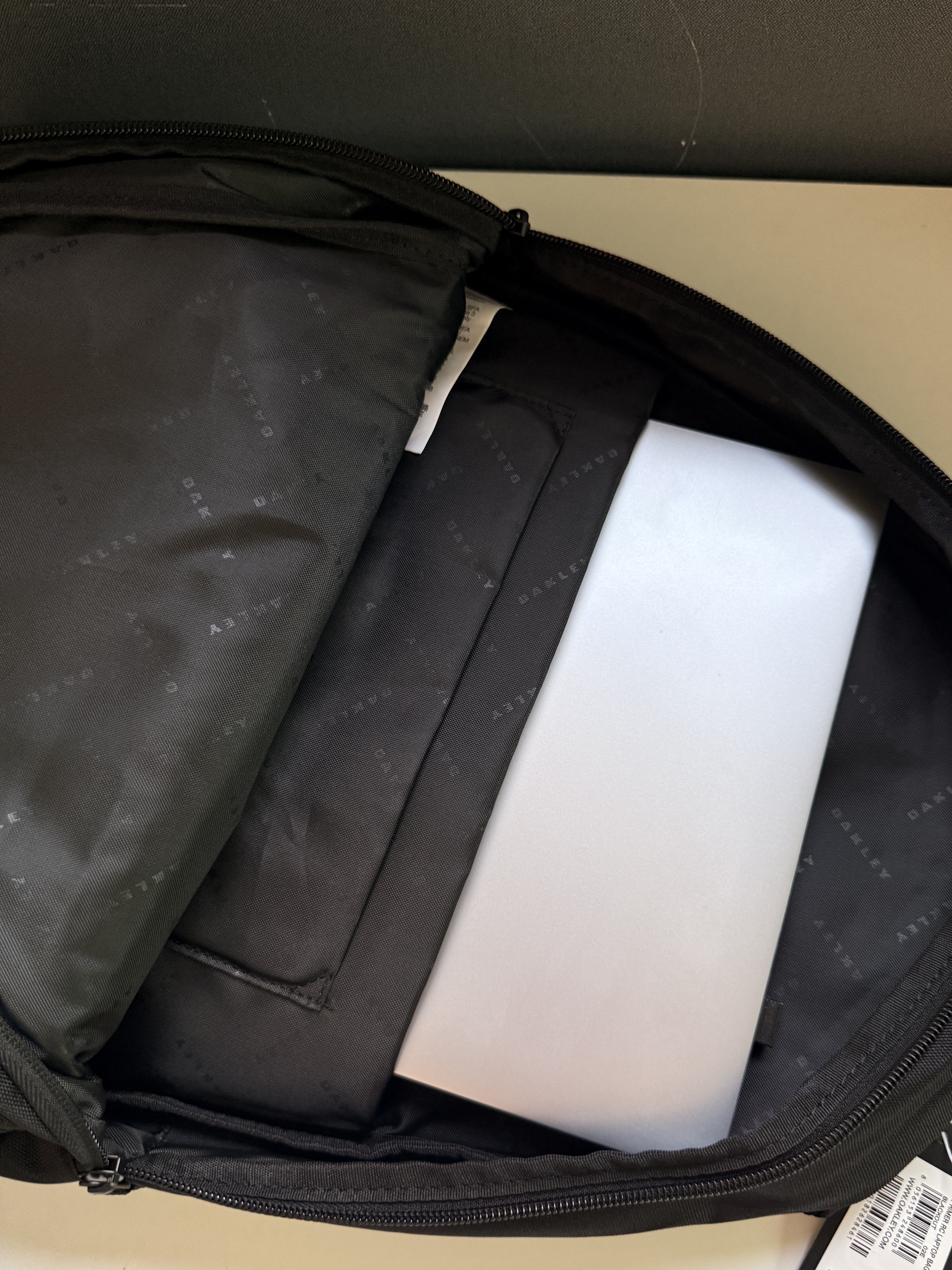 Oakley Primer Rc Laptop Bag Blackout 착용 스타일 - 5