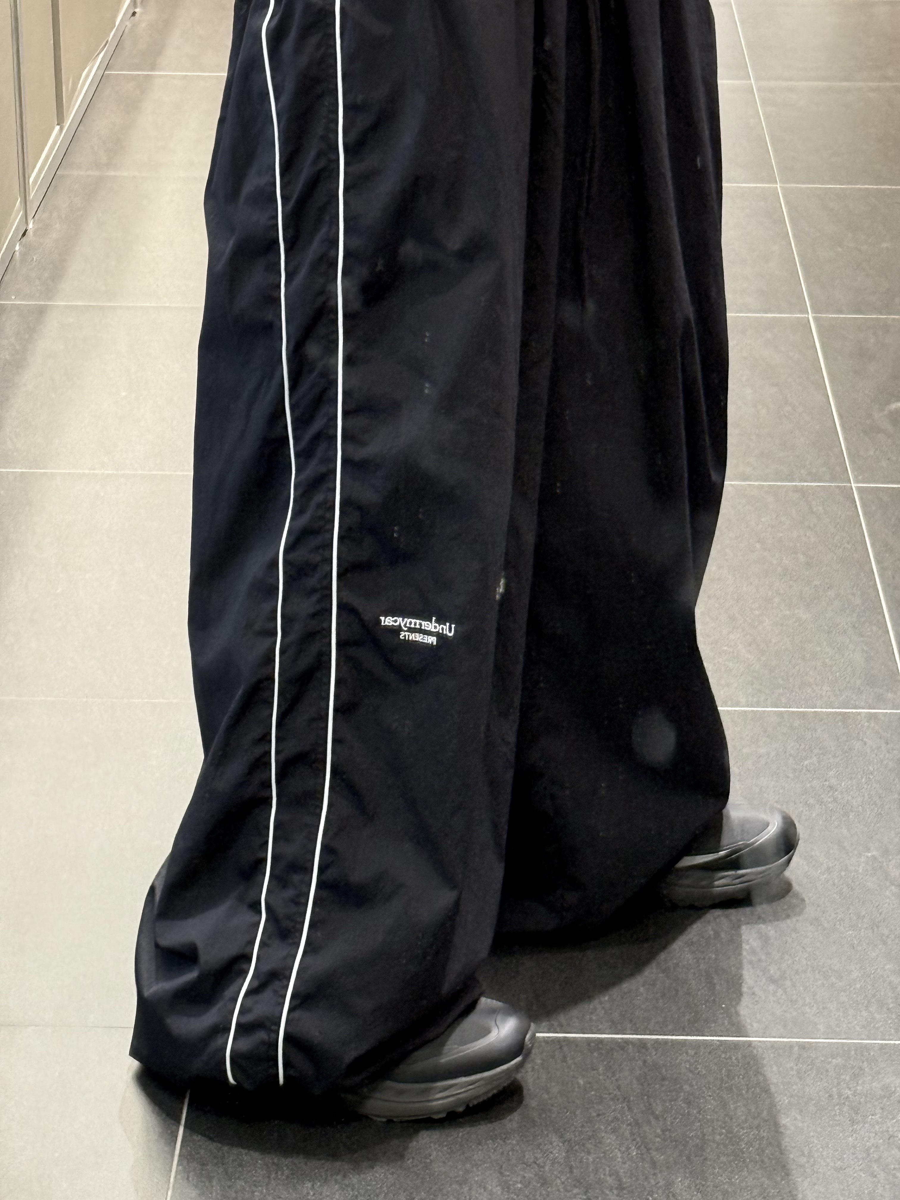 Undermycar Mu.126 Original Logo Piping Line Nylon Pants Black 착용 스타일 - 2