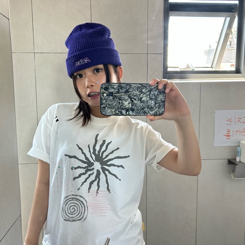 MAINBOOTH Signal T-shirt White 착용 스타일 - 3