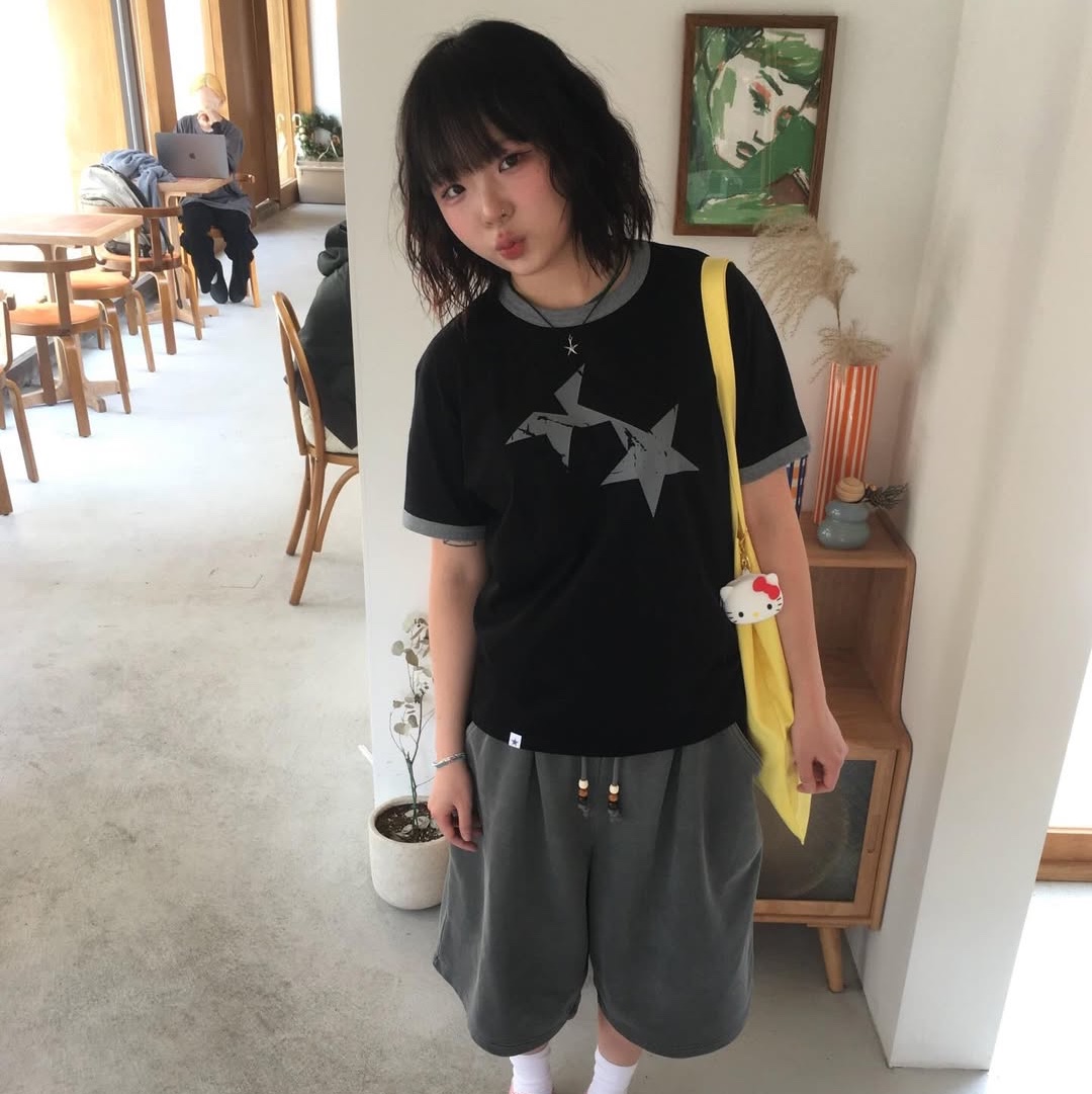 MAINBOOTH Haze Sweat Shorts Charcoal 착용 스타일 - 1