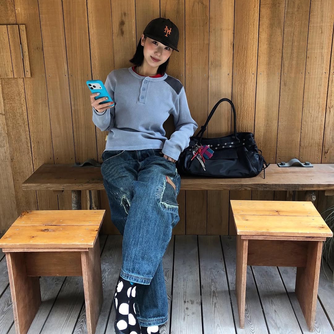 MAINBOOTH Washed Henley T-shirt SKY BLUE, MAINBOOTH Repaired Denim Pants BLUE 착용 스타일 - 7