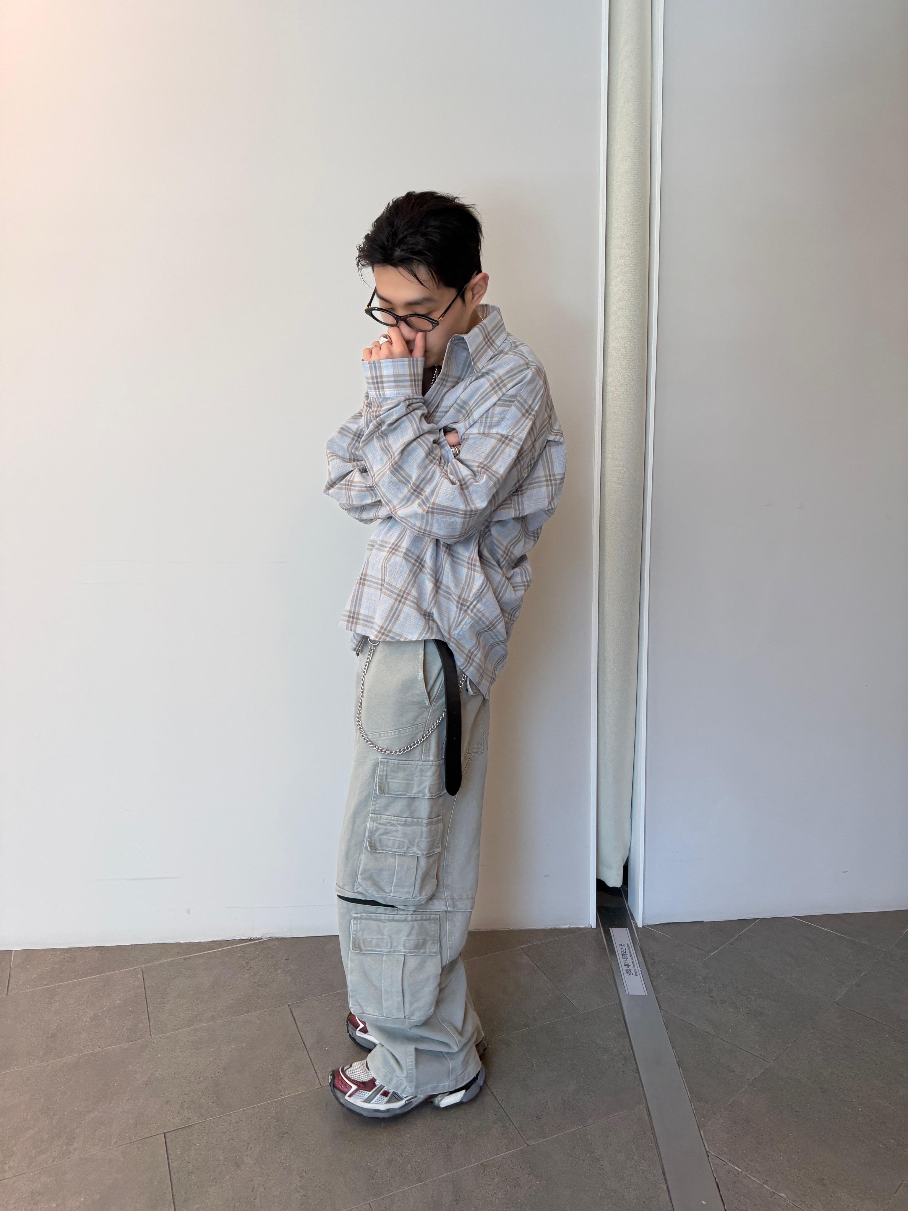 Nonnod Flexible Sheer Check Shirt Ash Gray, Undermycar Combat Utility Cargo Pants Misty Green 착용 스타일 - 1