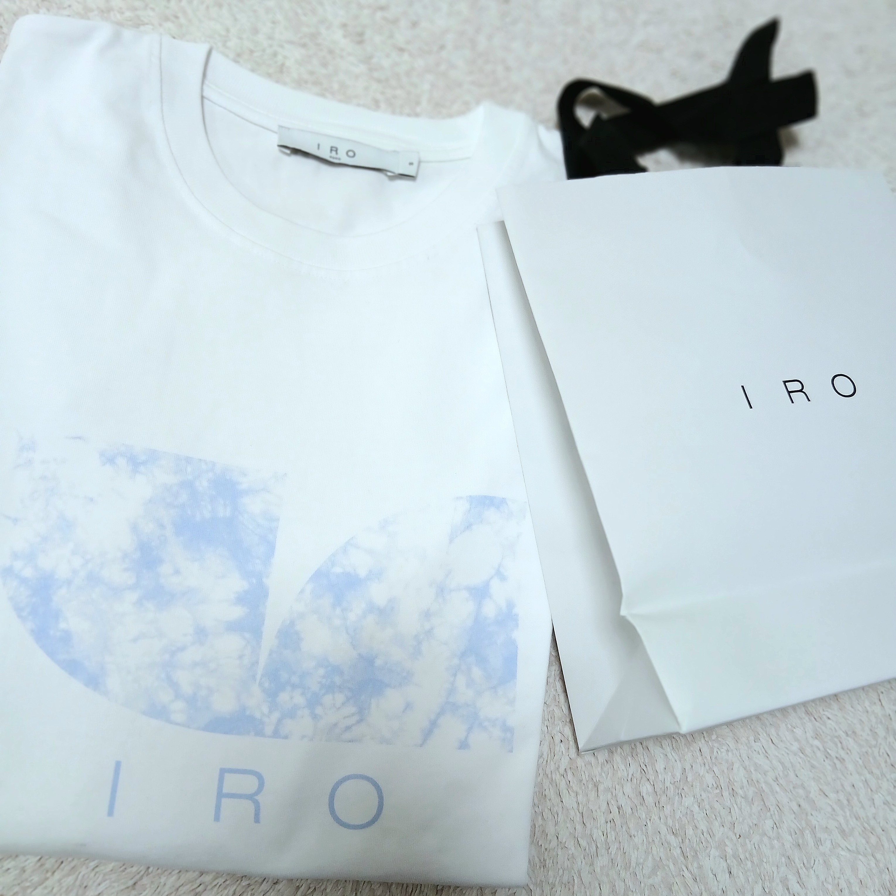 Iro Circle Geometric Logo Dyed Short Sleeve T-Shirt White, Iro Essential Logo Pid Dyeing T-Shirt Black 착용 스타일 - 1