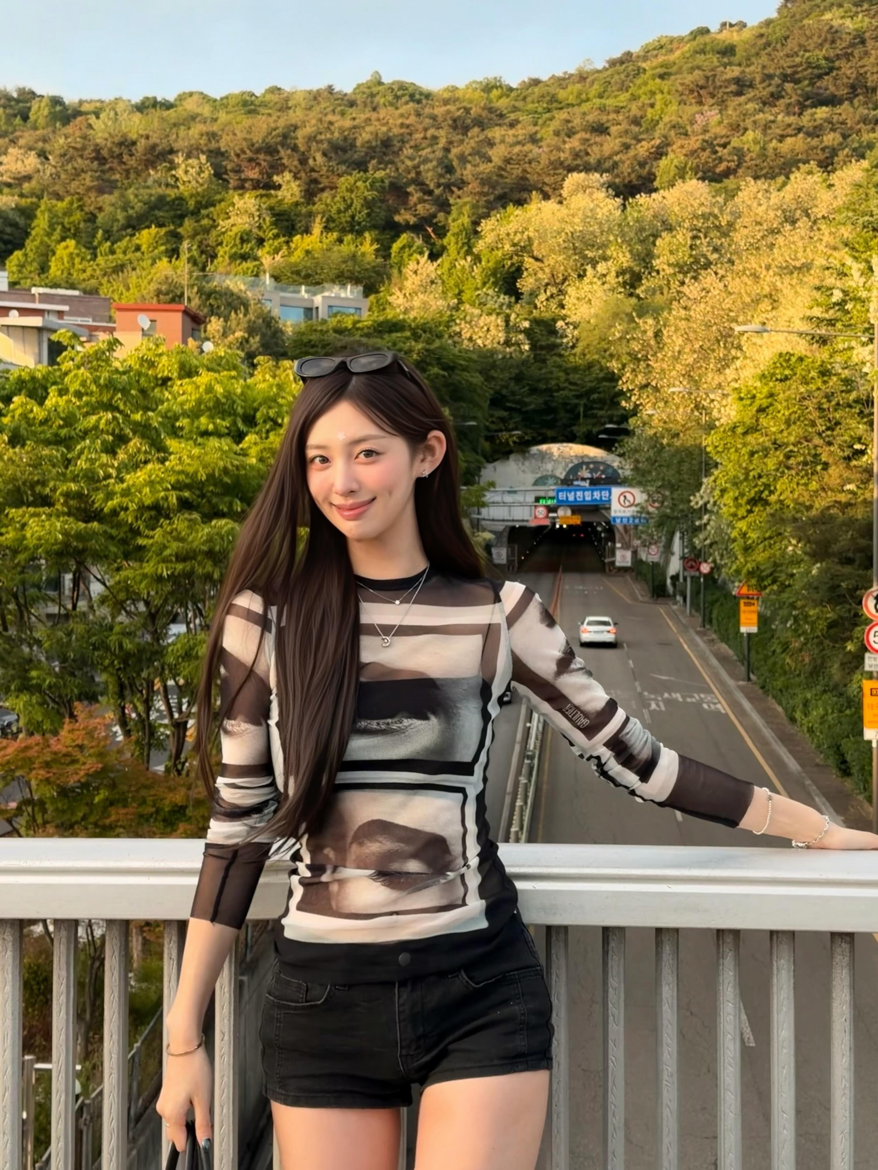 Jean Paul Gaultier Women Re-Edition : Mesh Longsleeve Top Printed "Eyes" And "Lips" Grey - 26SS 착용 스타일 - 2
