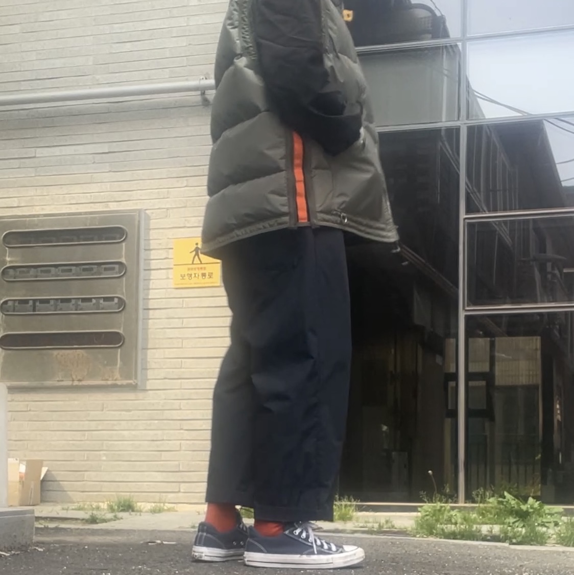 Converse Chuck Taylor All Star Malden Street Black, Parajumpers Kobuk Down Vest Black - 24FW 착용 스타일 - 2