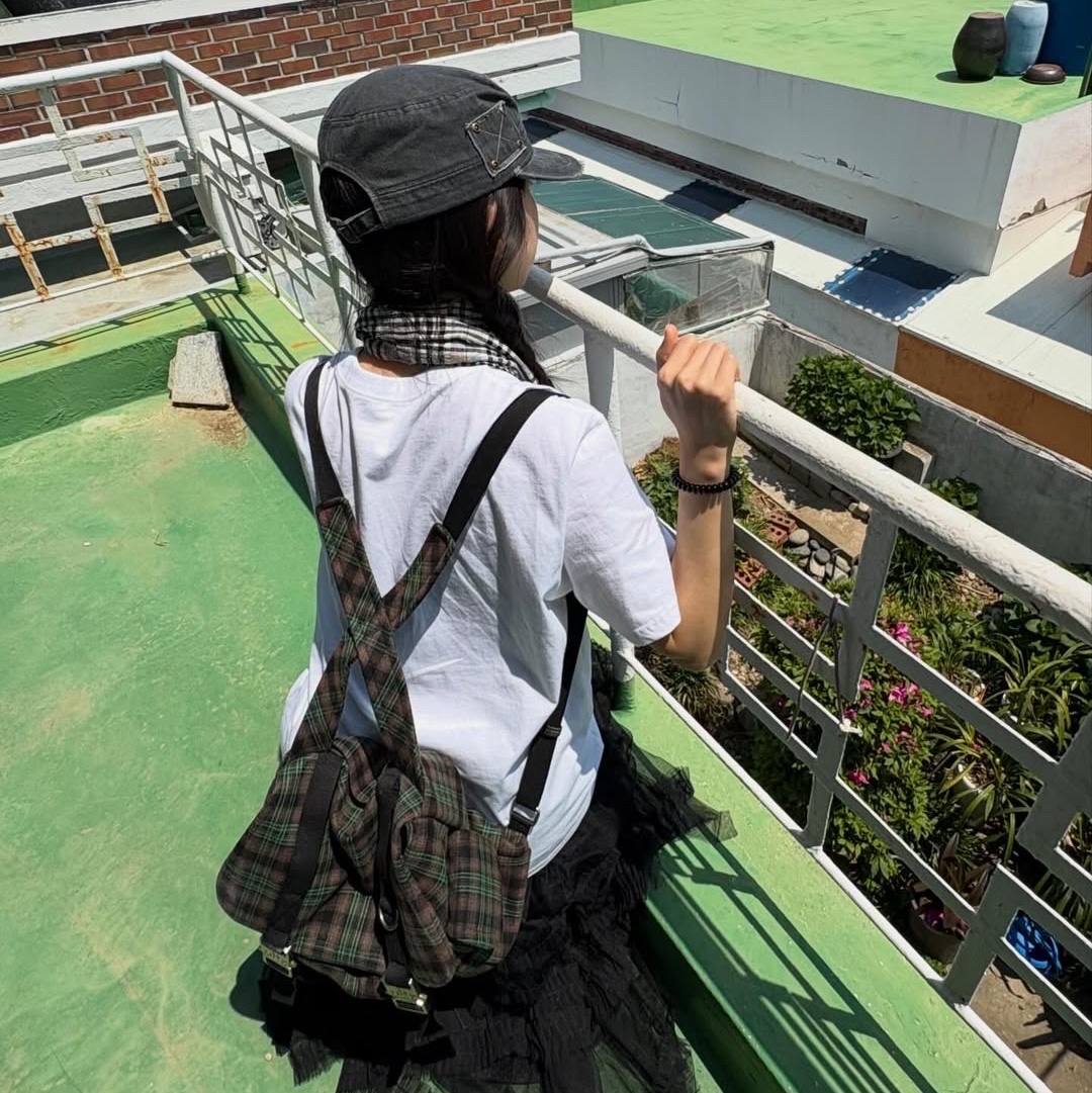 MAINBOOTH Patchwork Military Cap Charcoal 착용 스타일 - 3