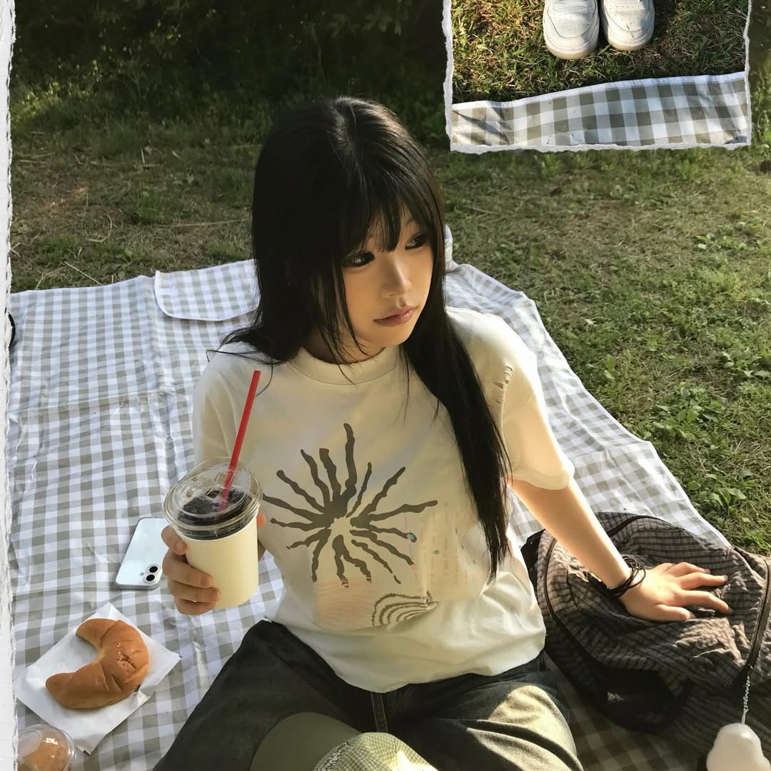 MAINBOOTH Signal T-shirt White 착용 스타일 - 3