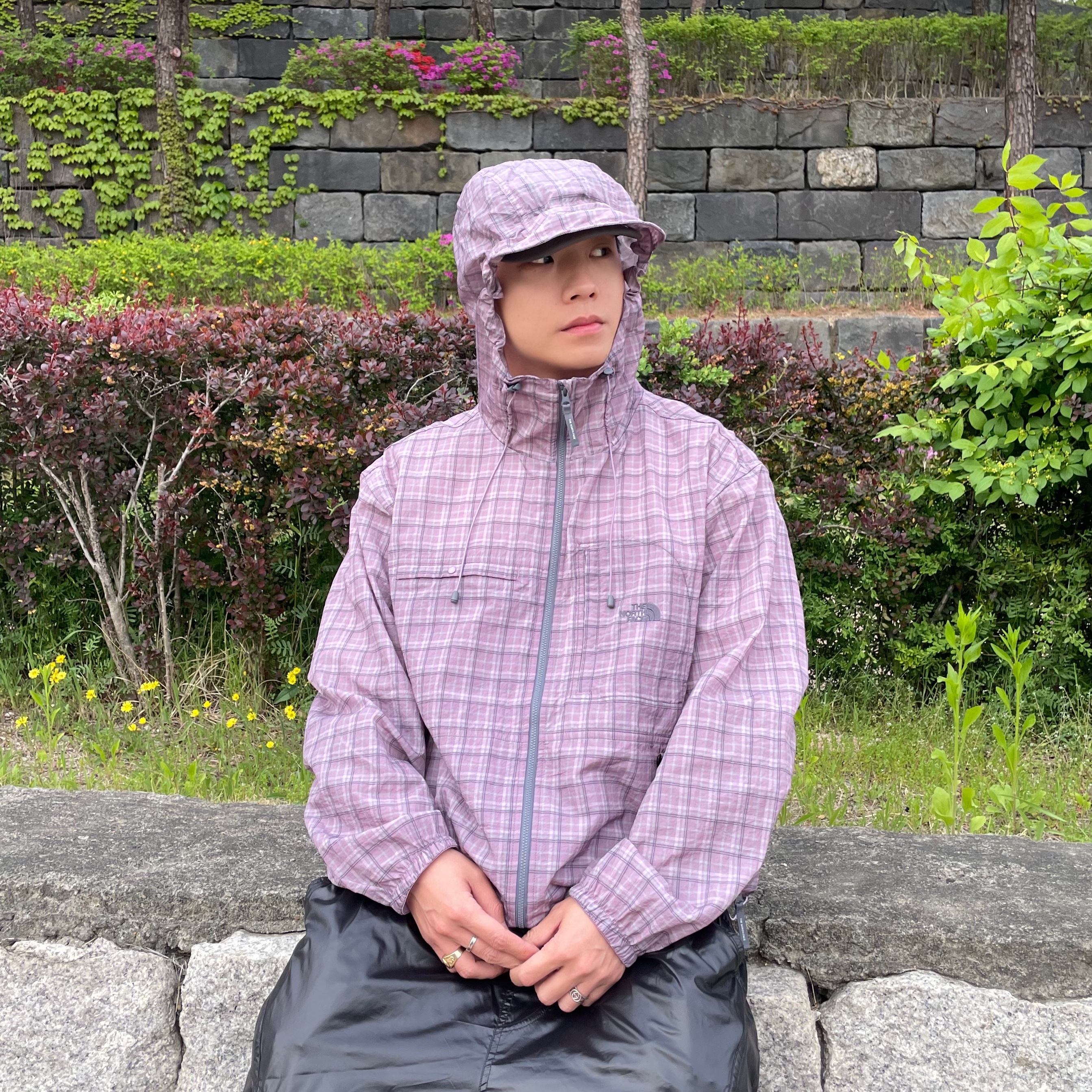 Nike Shox R4 Vast Grey Dusty Peach, The North Face Novelty Daycamp Jacket Grayish Lilac - 26SS 착용 스타일 - 2