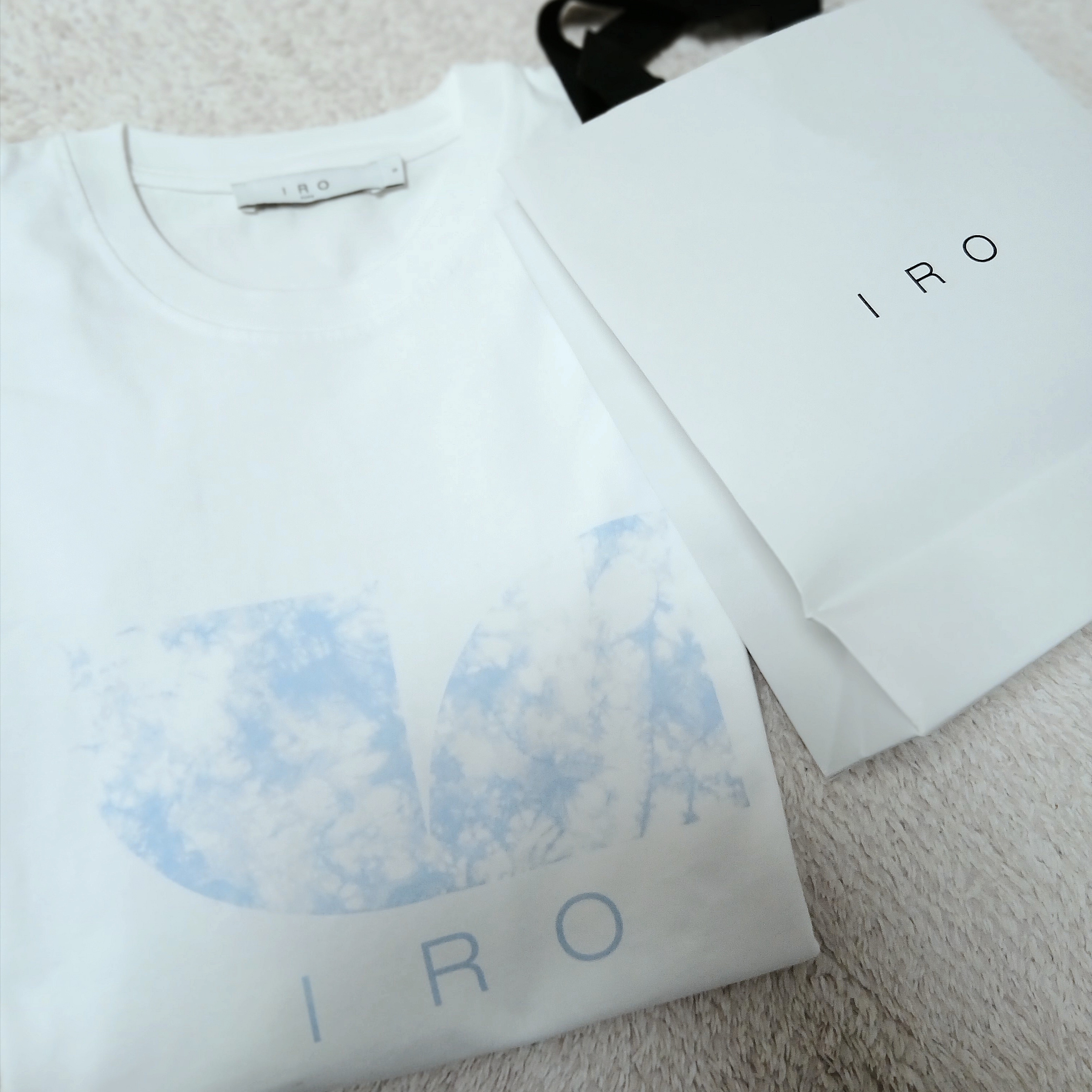 Iro Circle Geometric Logo Dyed Short Sleeve T-Shirt White, Iro Essential Logo Pid Dyeing T-Shirt Black 착용 스타일 - 3