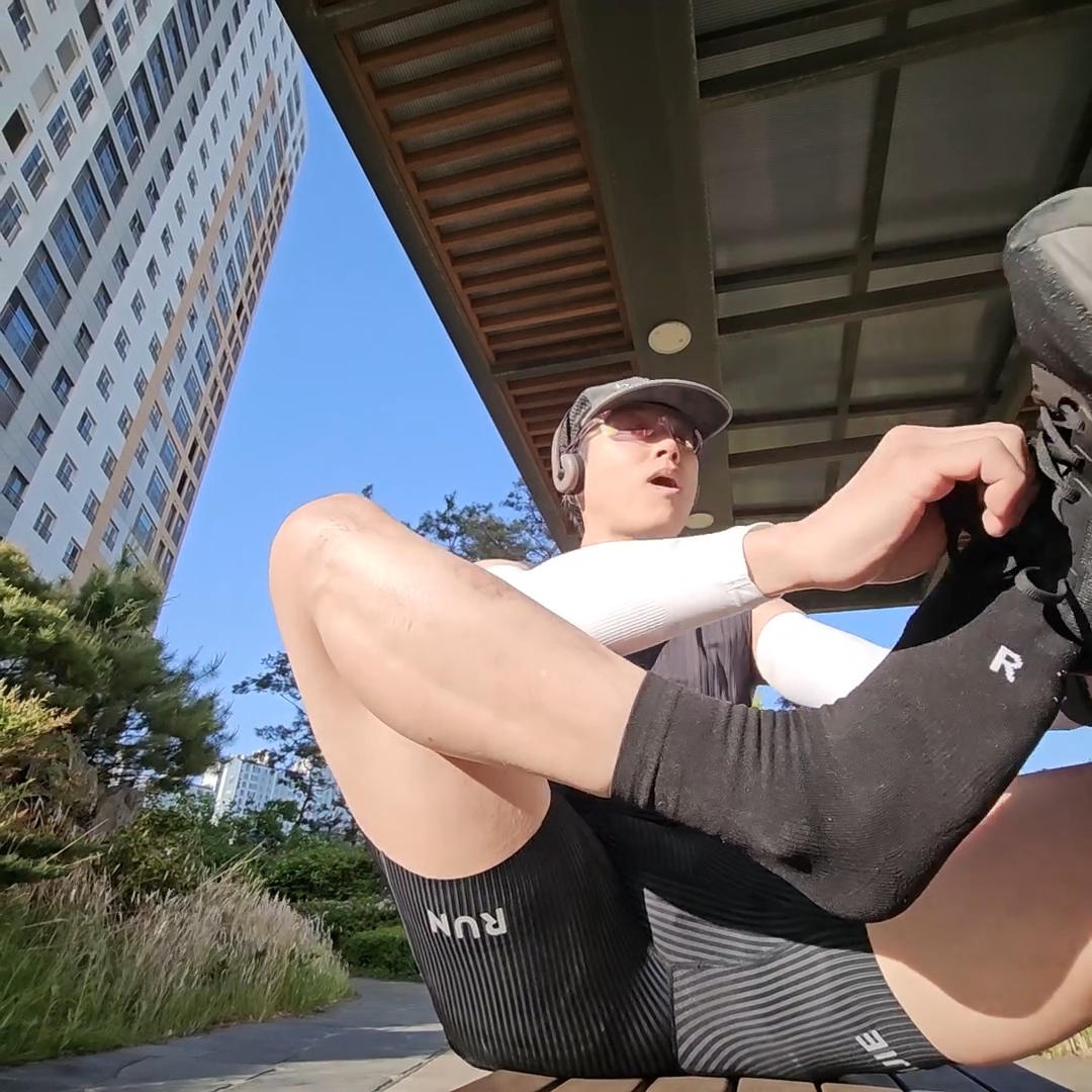 LI2 Black Wing Running Crew Socks Black 착용 스타일 - 4