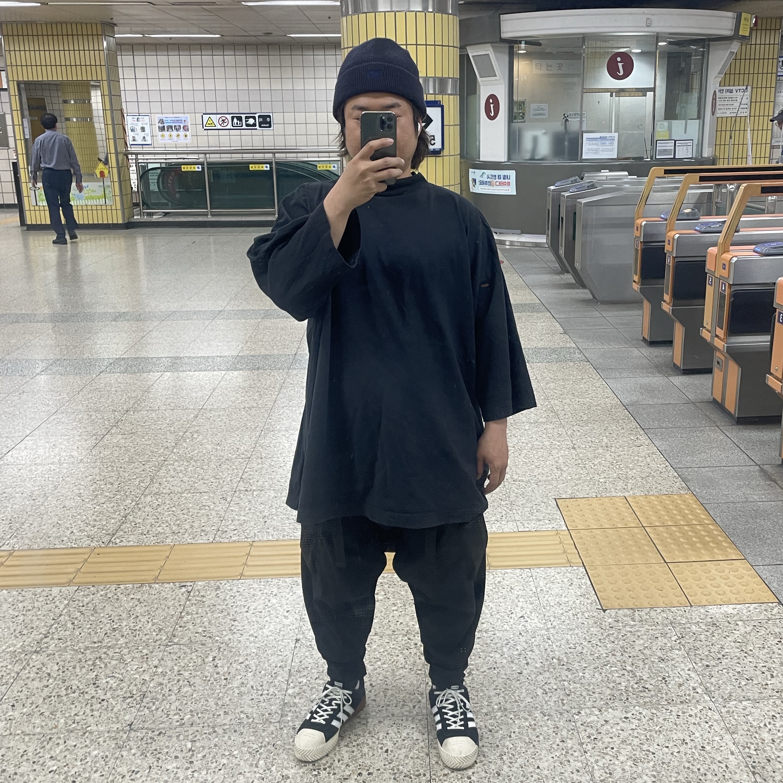 Adidas x Alexander Wang Skate Super Core Black, Yeezy Gap Engineered By Balenciaga Dove Padded Heavy Fleece T-Shirt Black 착용 스타일