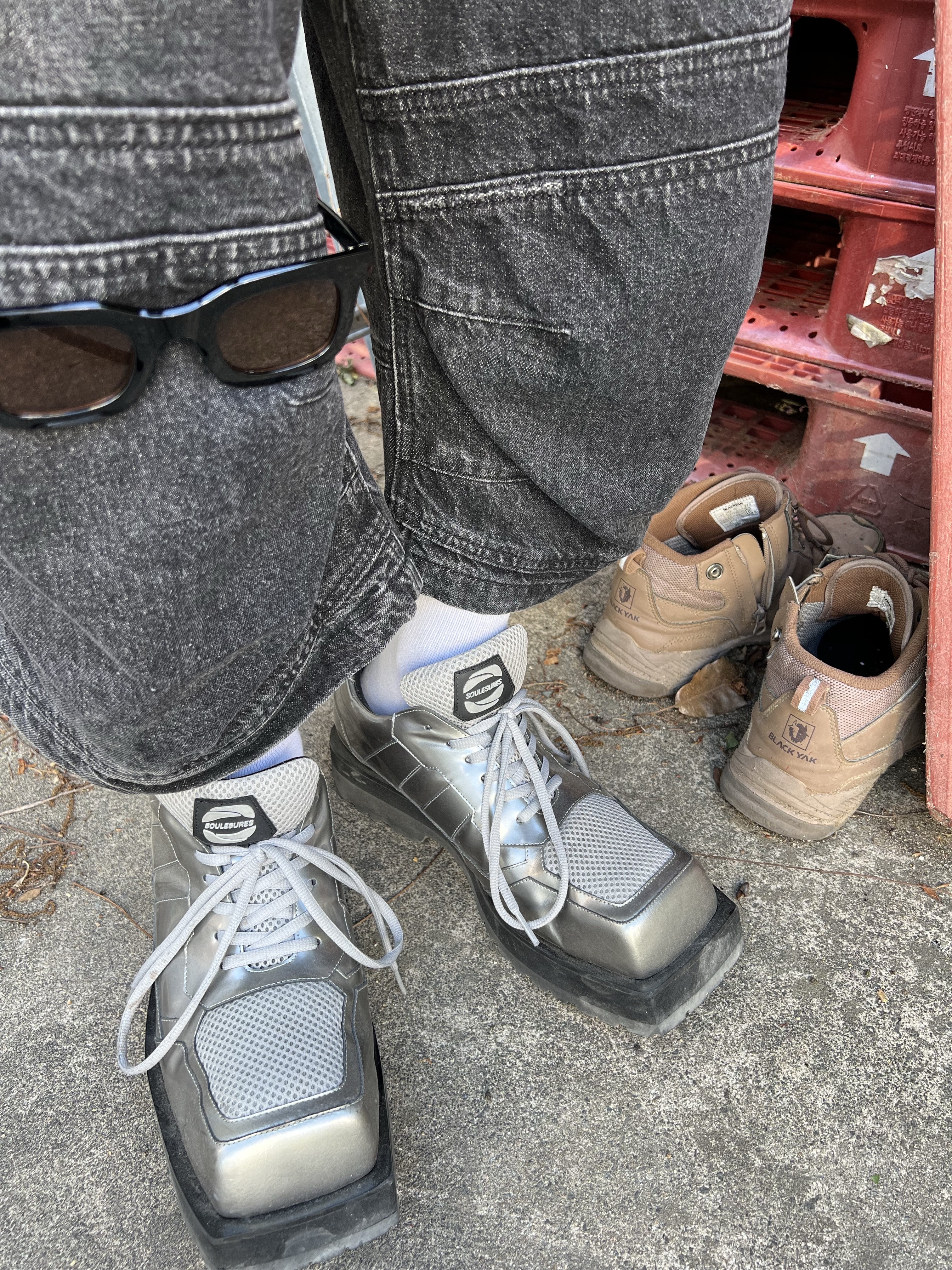 MJD Distressed Waffle Ls Black, ROARINGRAD Carpenter Bermuda Denim Pants Black 착용 스타일 - 3