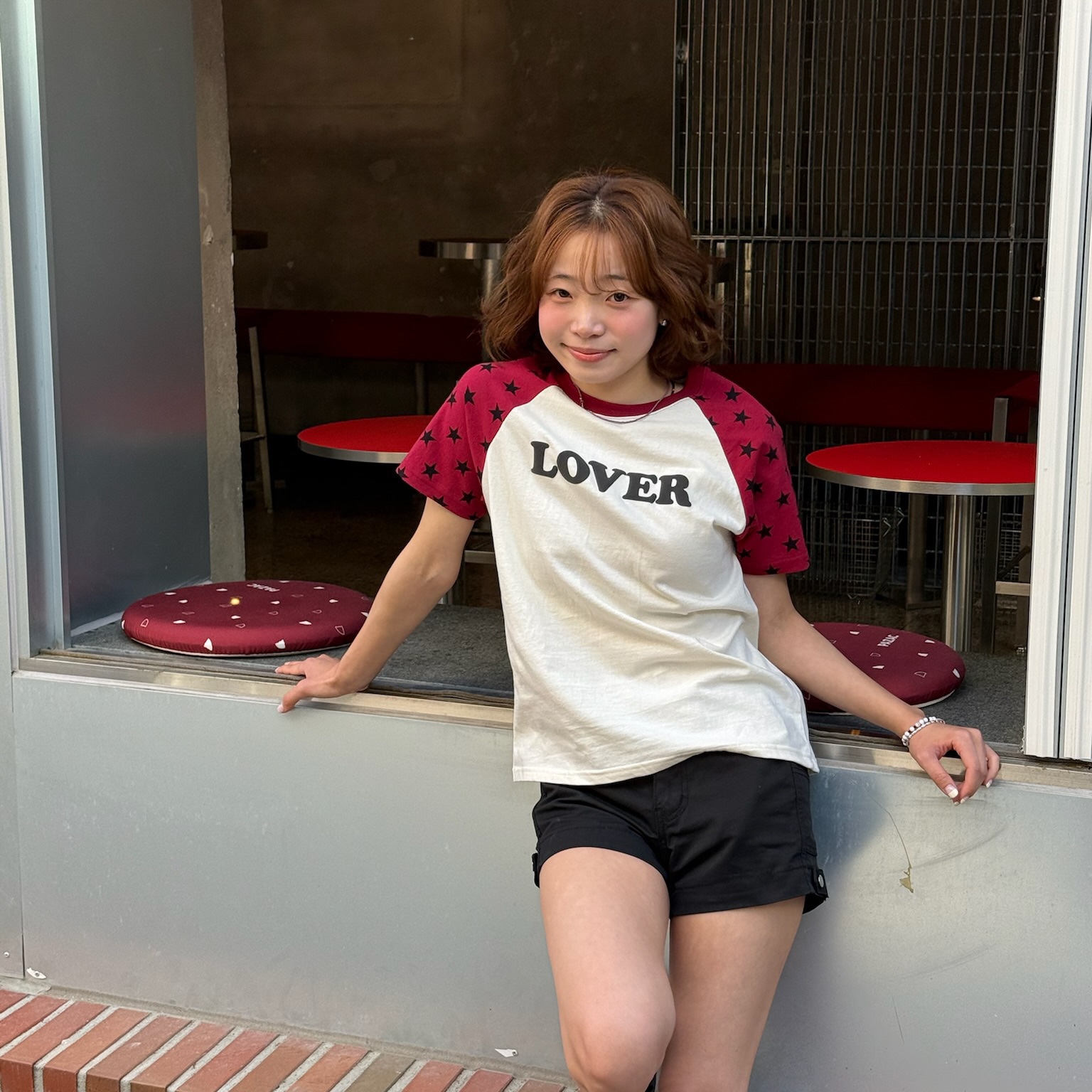 [KREAM 단독] AMOU Lover Reglan T-Shirts Red, [KREAM 단독] AMOU Lover Reglan T-Shirts Chacoal 착용 스타일 - 3