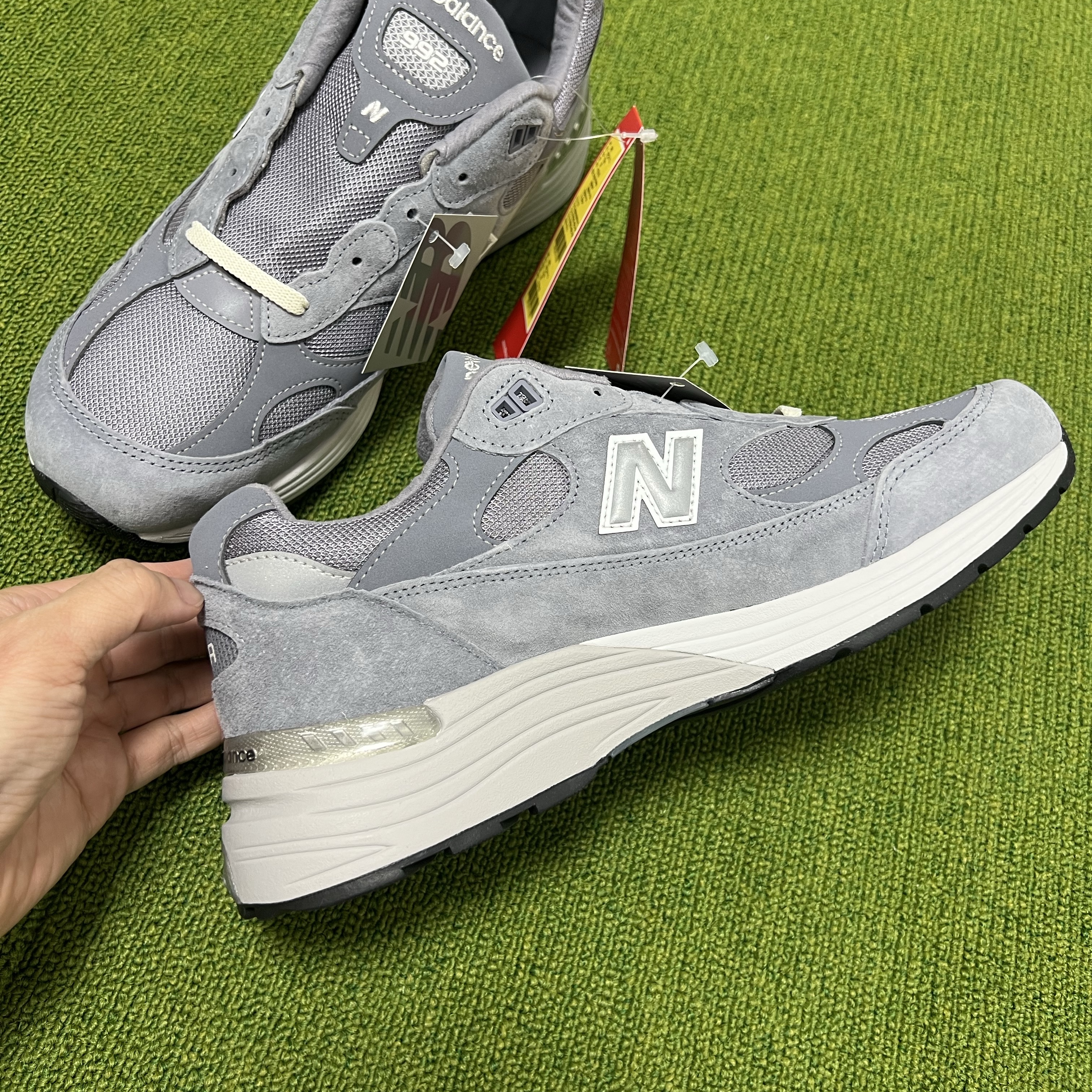 New Balance x Kith 992 Made in USA Argon 착용 스타일 - 1
