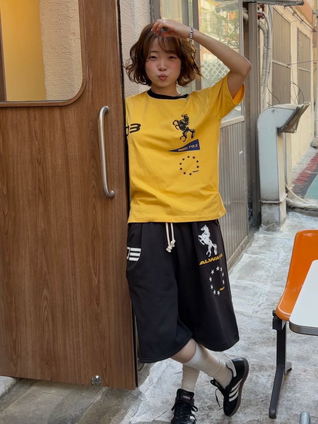 AMOU Horse One Tuck Bermuda Pants Black, AMOU Horse One Tuck Bermuda Pants Blue 착용 스타일 - 5