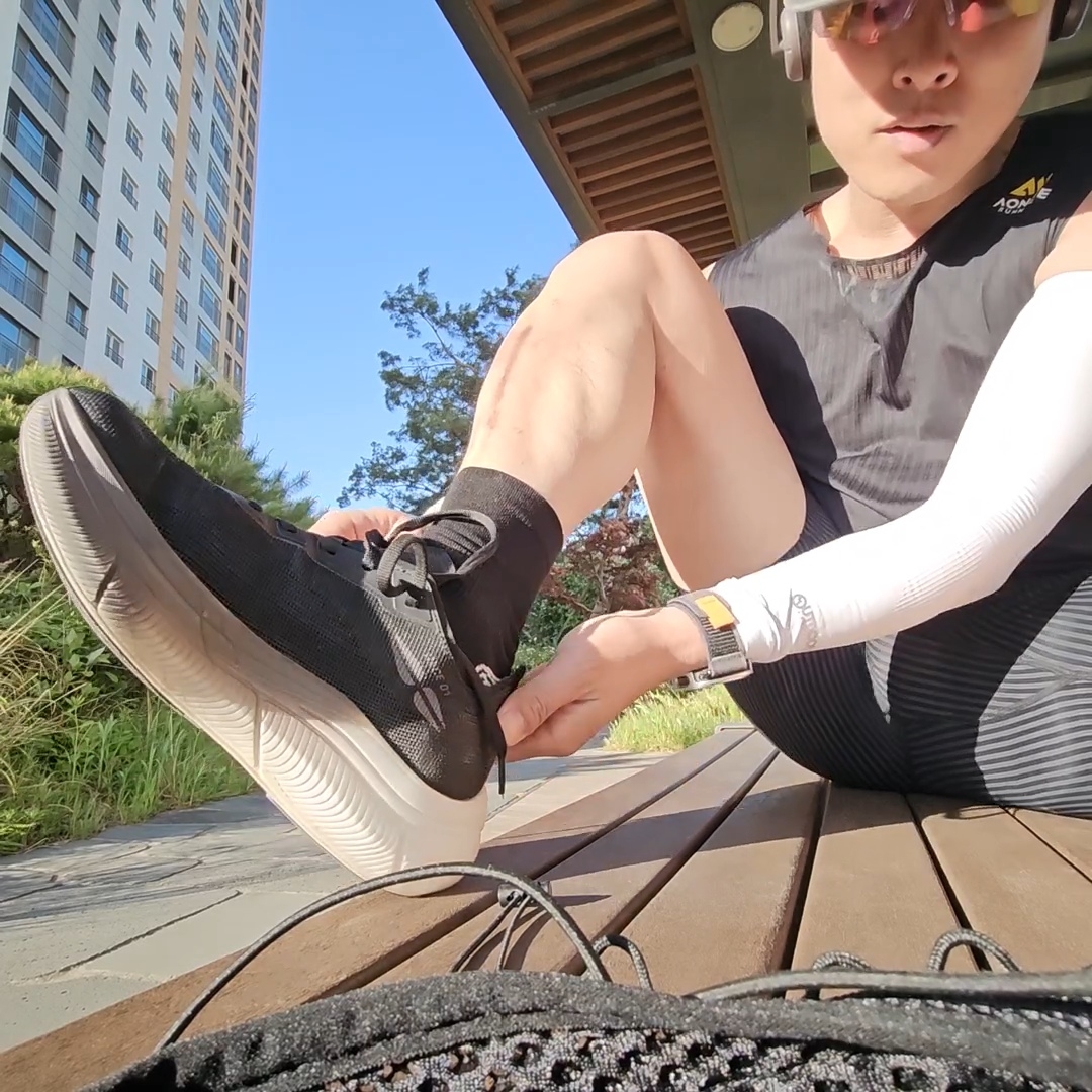 LI2 Black Wing Running Crew Socks Black 착용 스타일 - 3