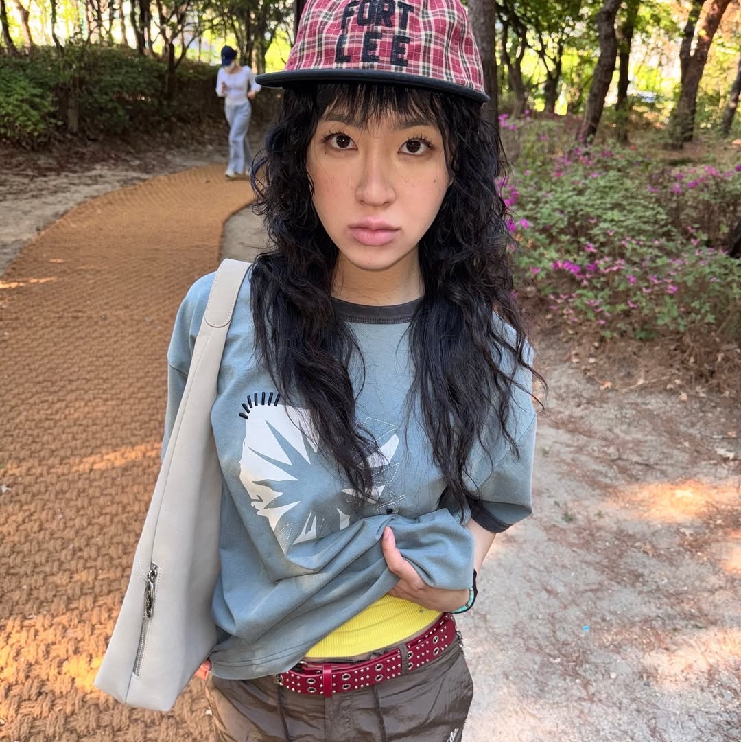 MAINBOOTH Sun Trace T-shirt TEAL Green 착용 스타일 - 1