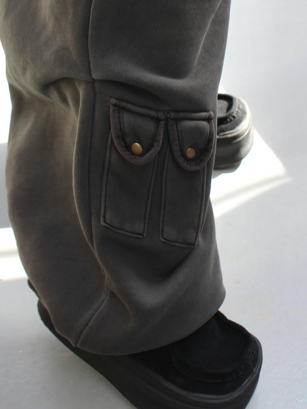MAINBOOTH Nomad Sweat Pants CHARCOAL 착용 스타일 - 6