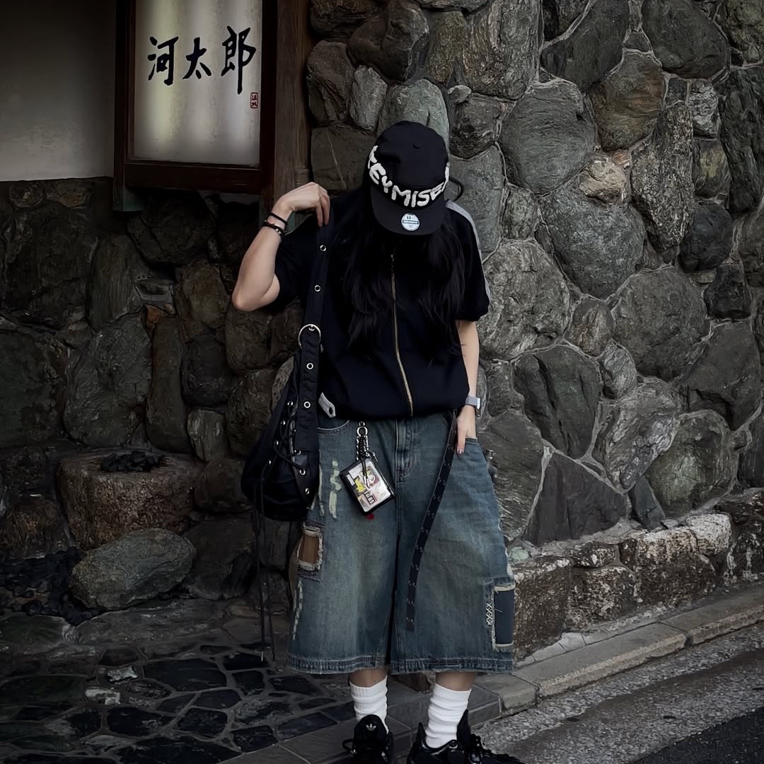 MAINBOOTH Repaired Denim Shorts BLUE 착용 스타일 - 3