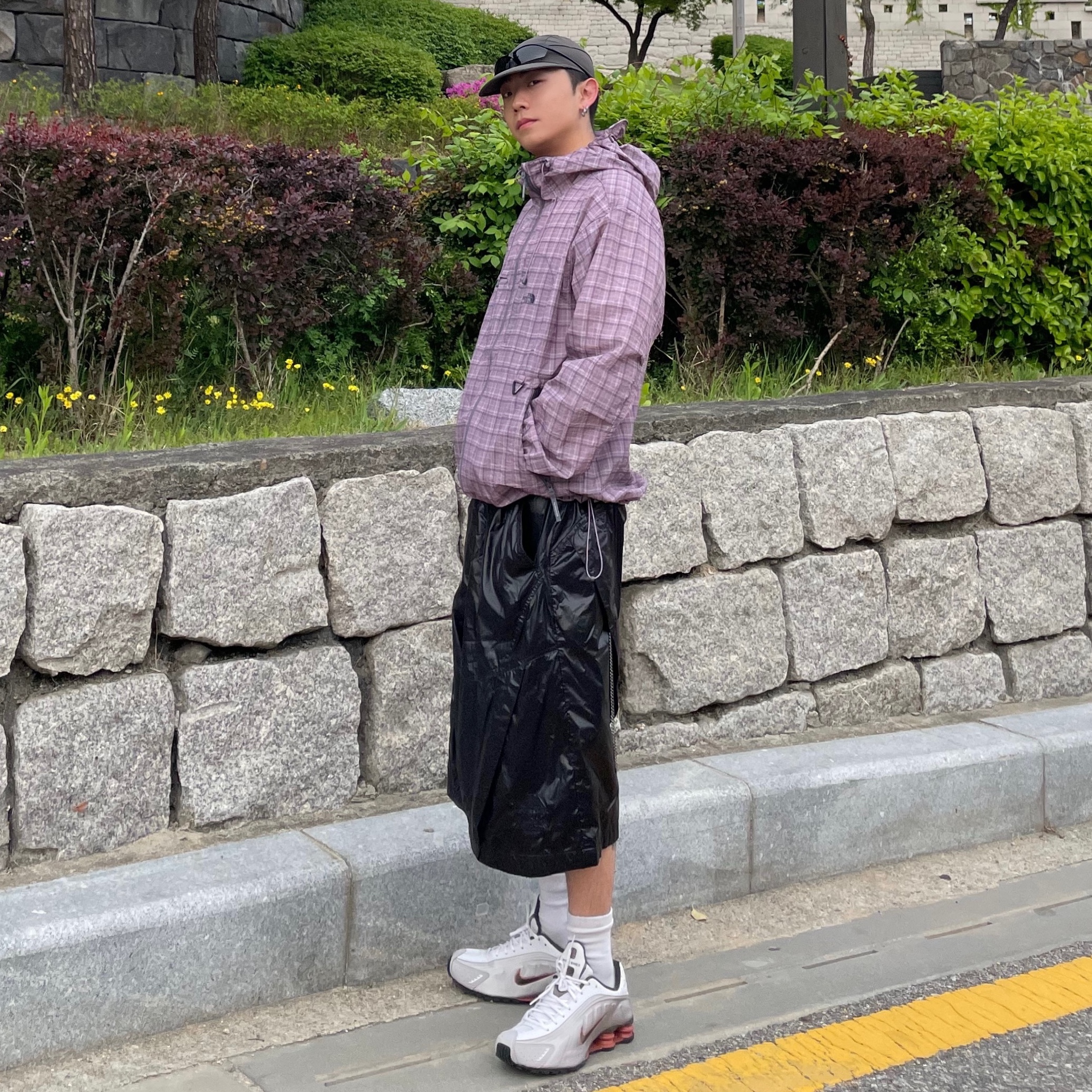 Nike Shox R4 Vast Grey Dusty Peach, The North Face Novelty Daycamp Jacket Grayish Lilac - 26SS 착용 스타일 - 1
